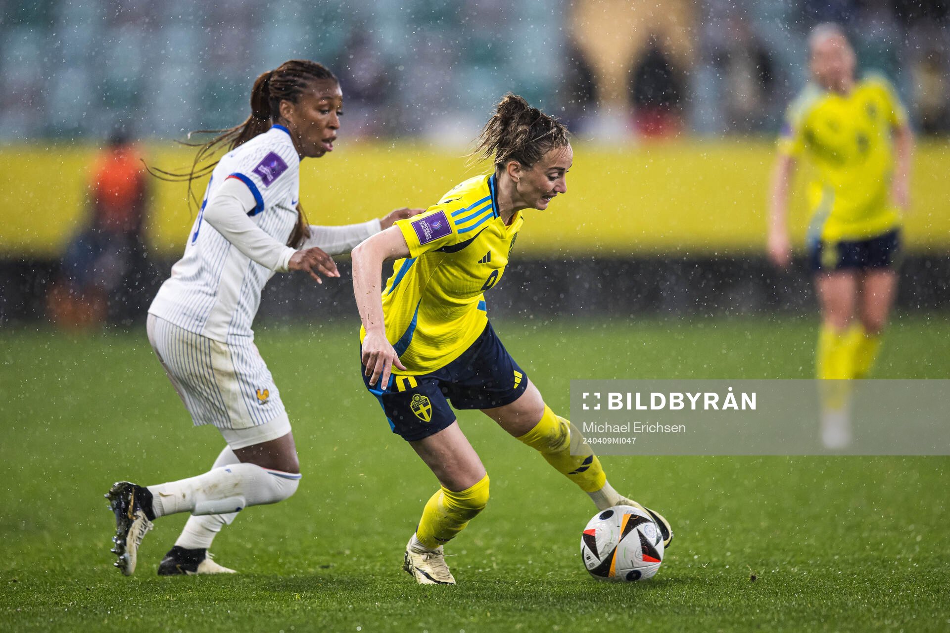 Grace Geyoro of France and Kosovare Asllani of Sweden