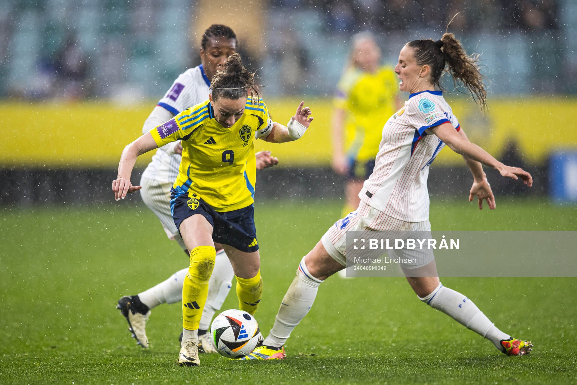 Kosovare Asllani of Sweden, Grace Geyoro and Sandie Toletti