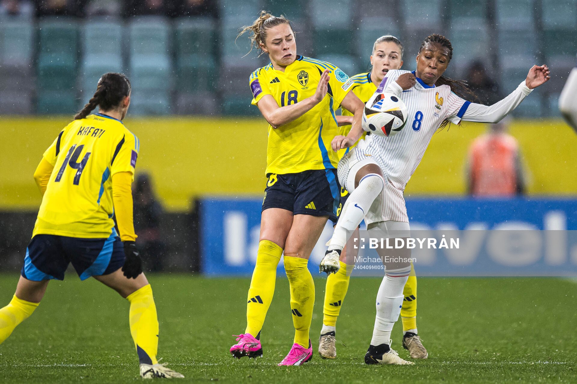 Fridolina Rolfö of Sweden and Grace Geyoro of France