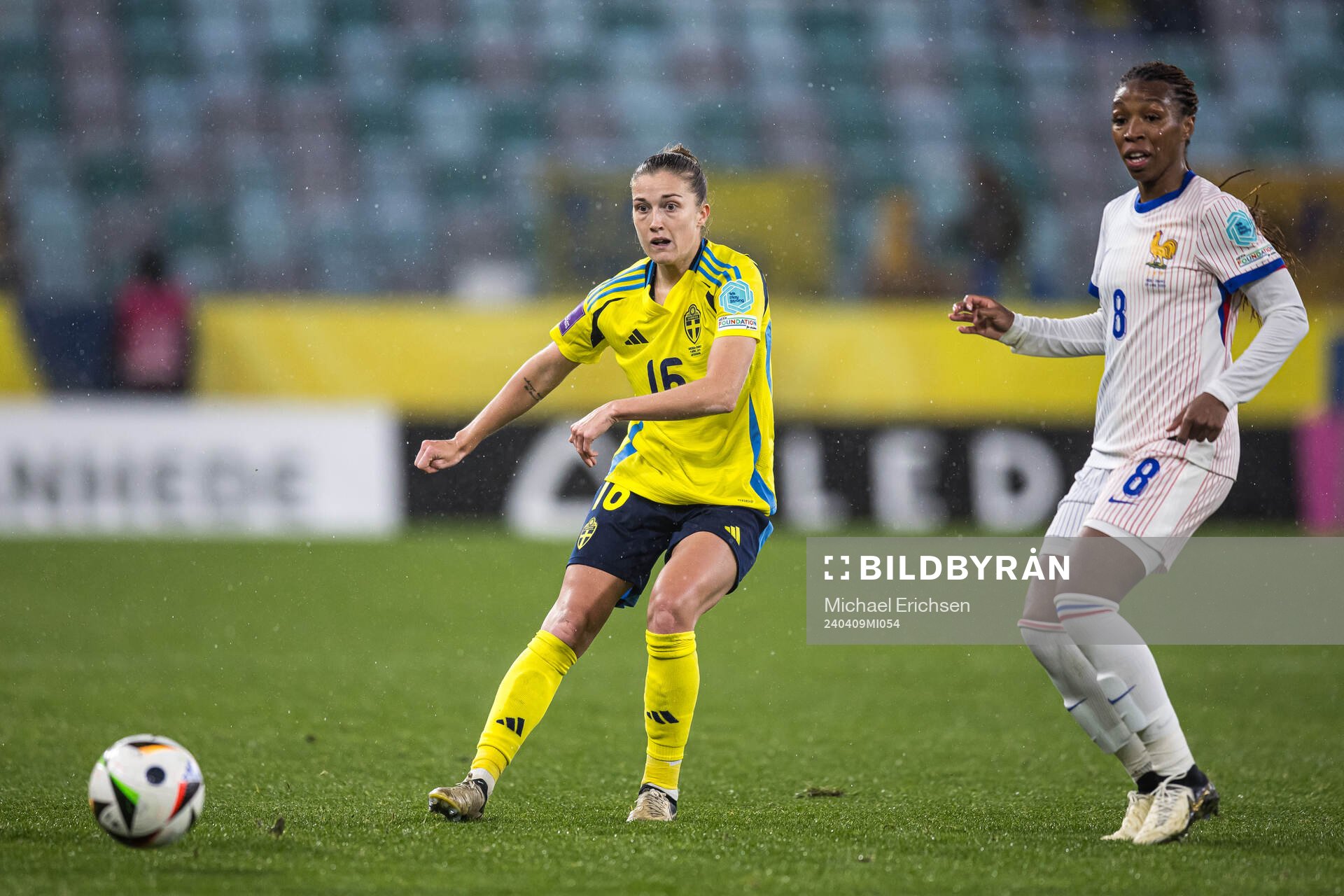 Filippa Angeldahl of Sweden and Grace Geyoro of France