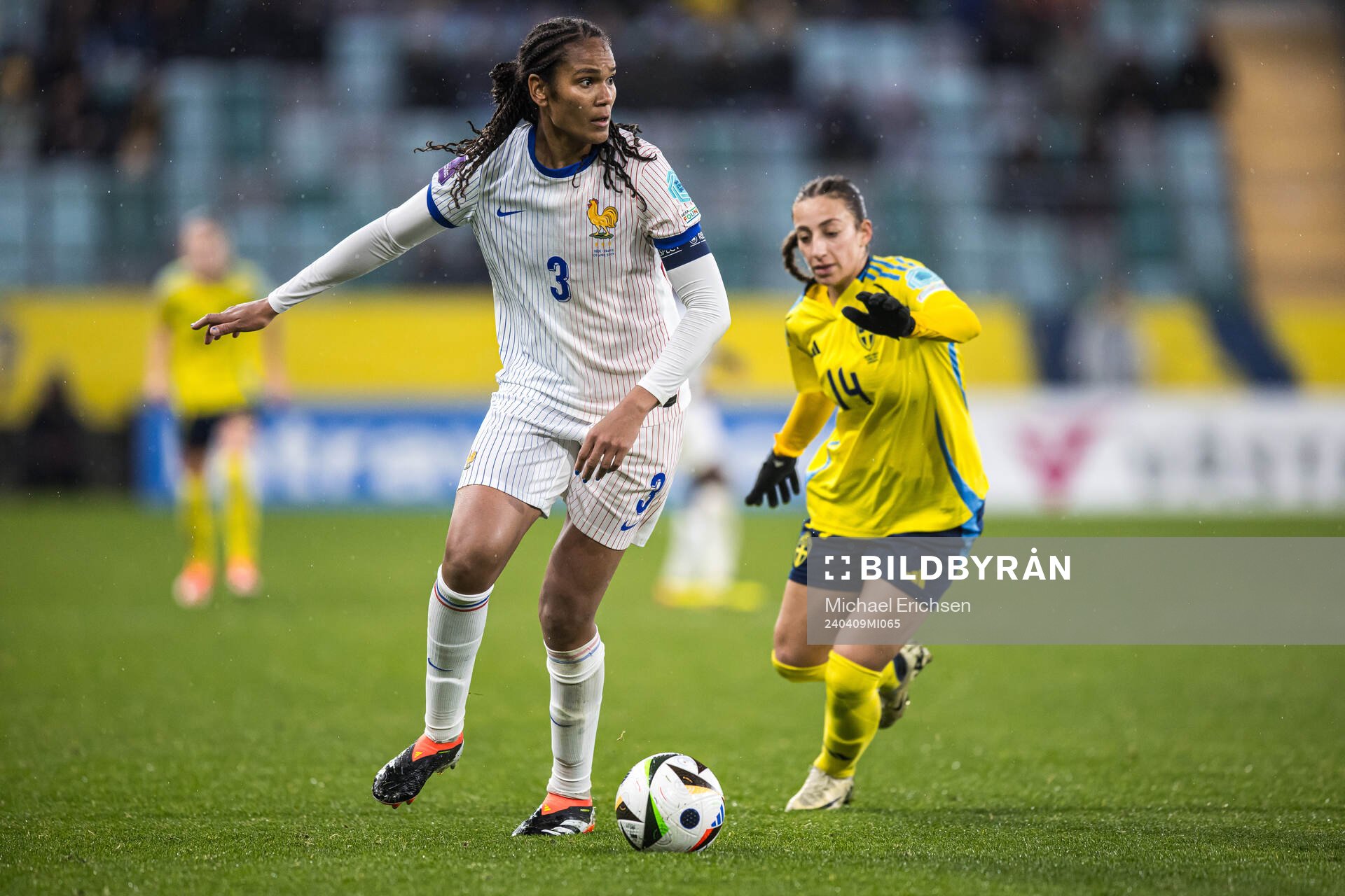Wendie Renard of France and Rusul Rosa Kafaji of Sweden