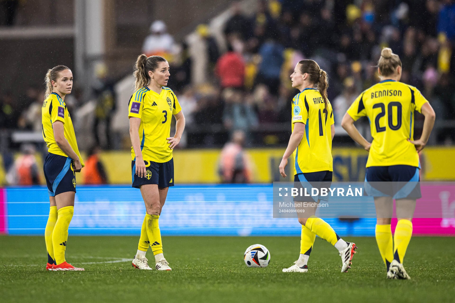 Players of Sweden look dejected