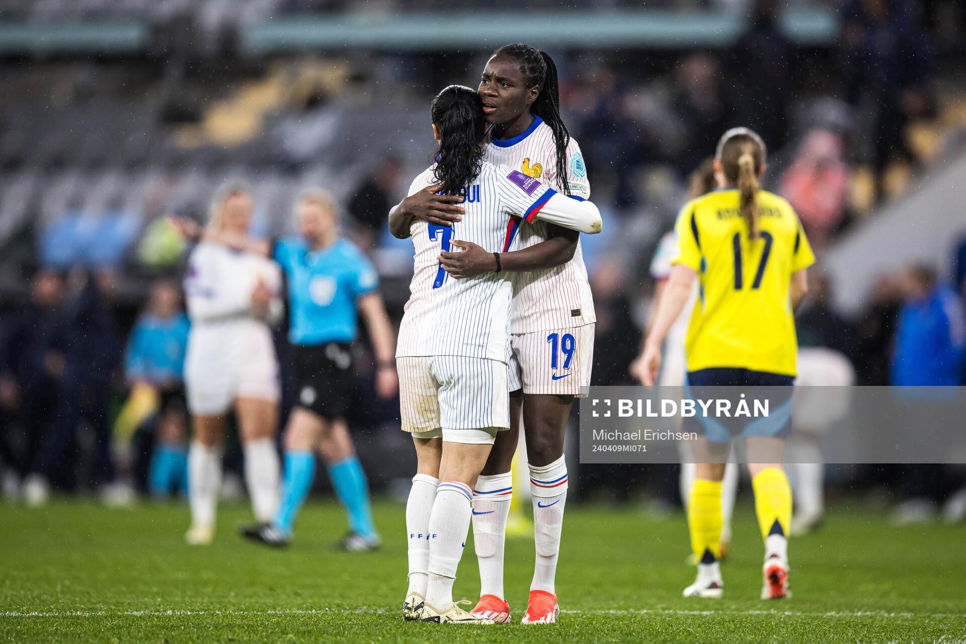 Sakina Karchaoui and Griedge Mbock Bathy of France celebrate