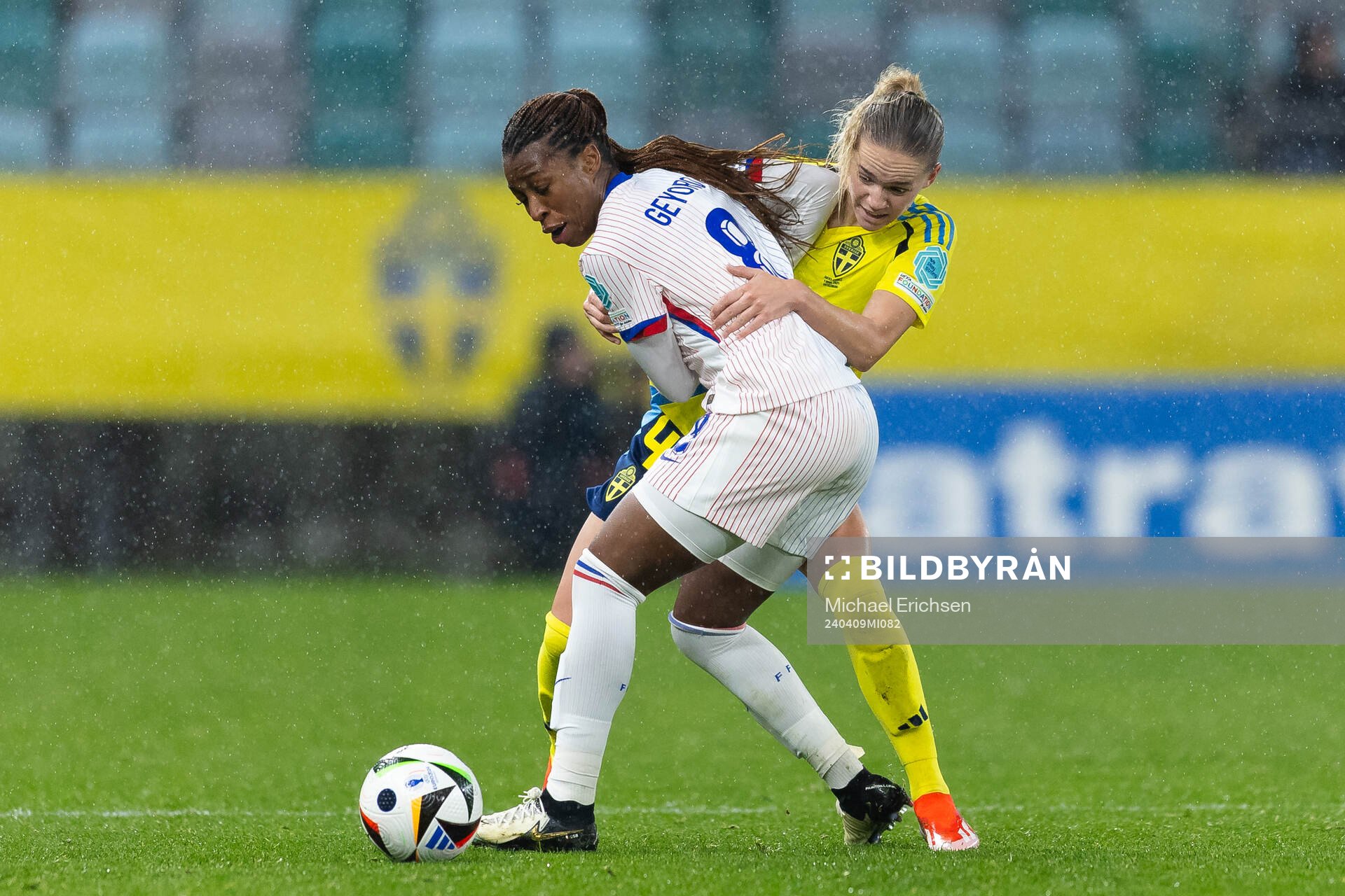 Grace Geyoro of France and Hanna Lundkvist of Sweden