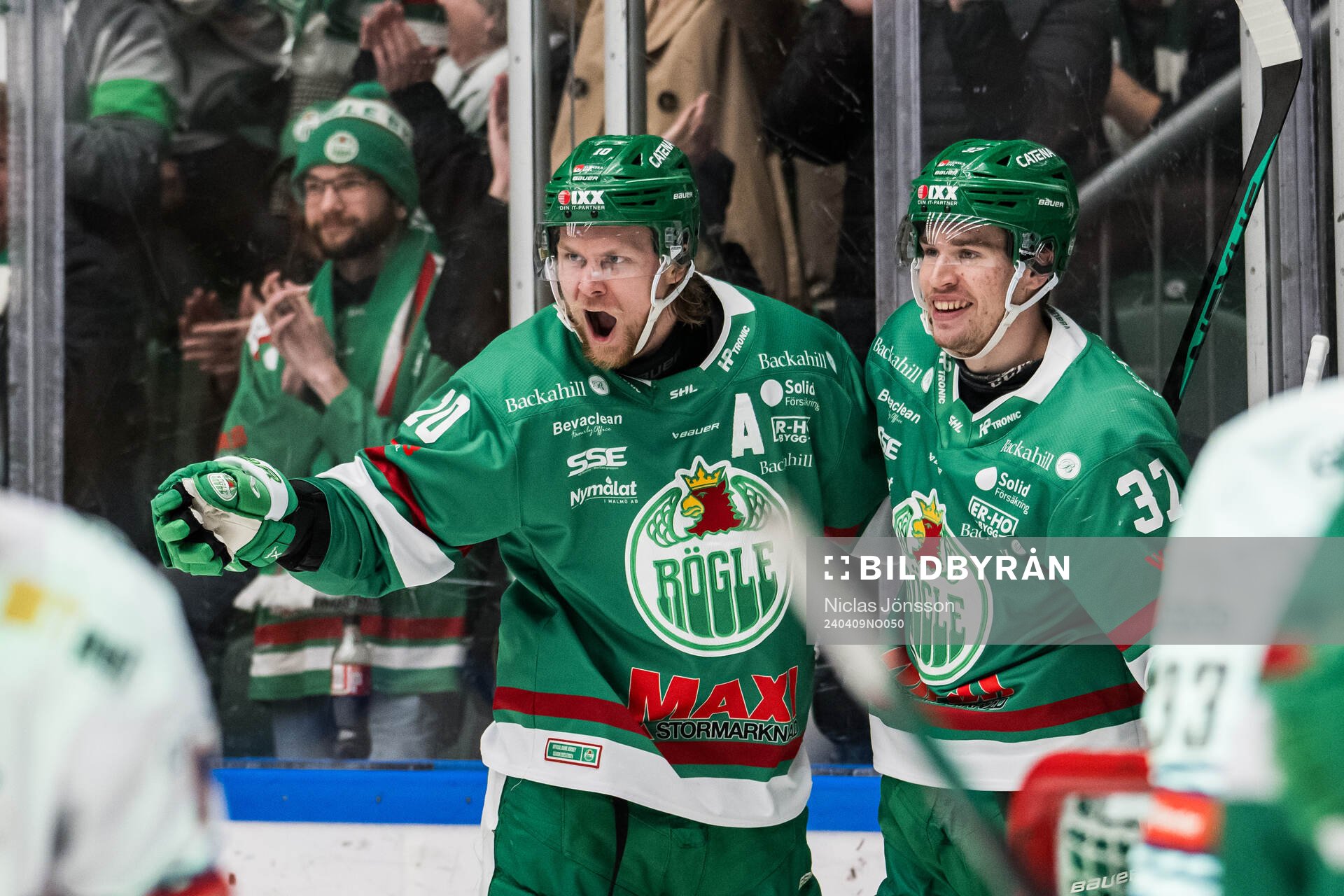 Rögles Rodrigo Abols och Albin Sundsvik jublar