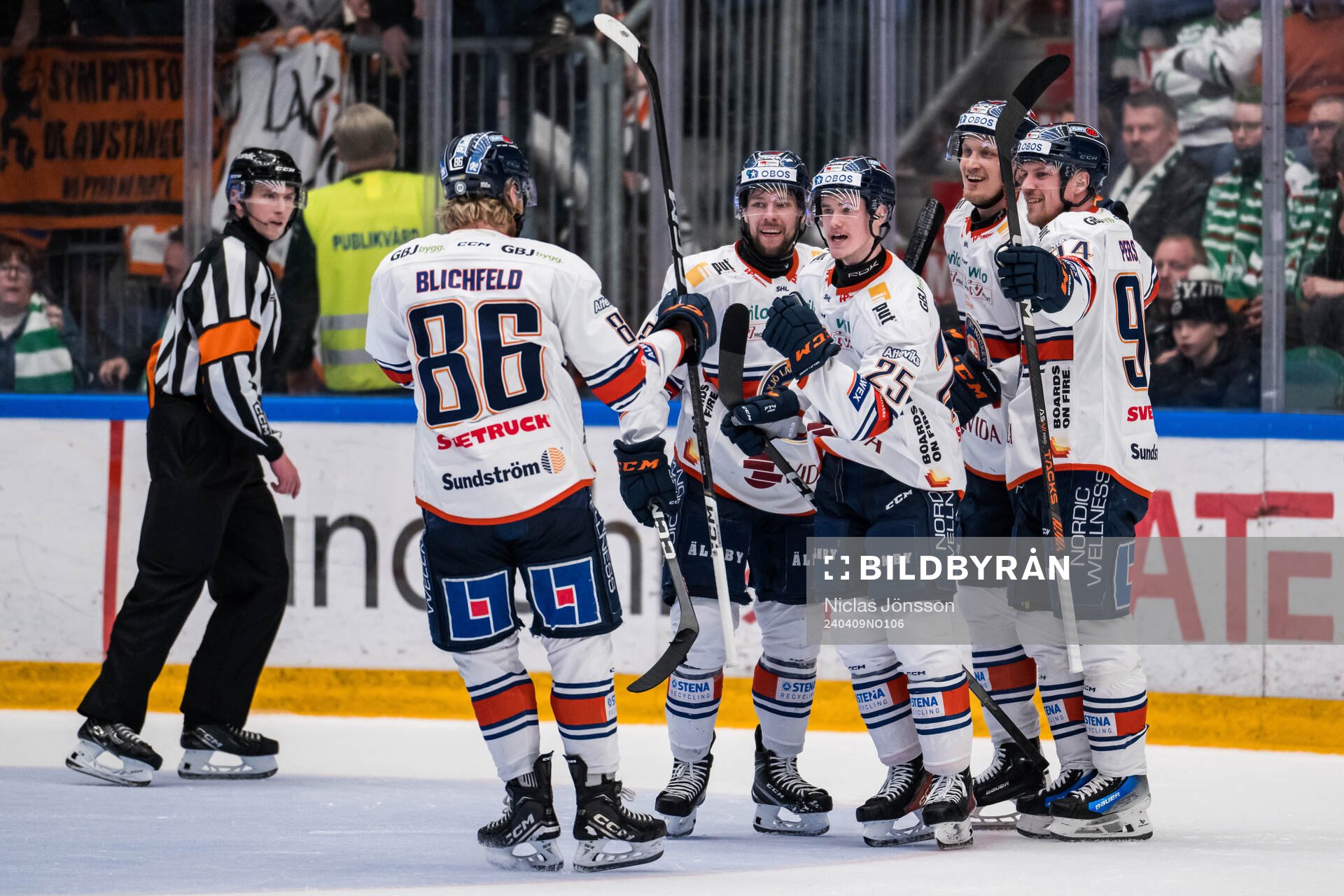 Växjös Filip Eriksson jublar med lagkamrater