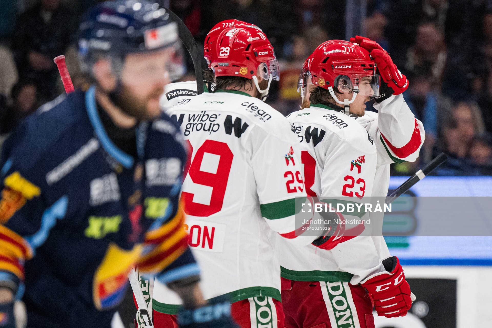 Moras Chad Yetman jublar med lagkamrater