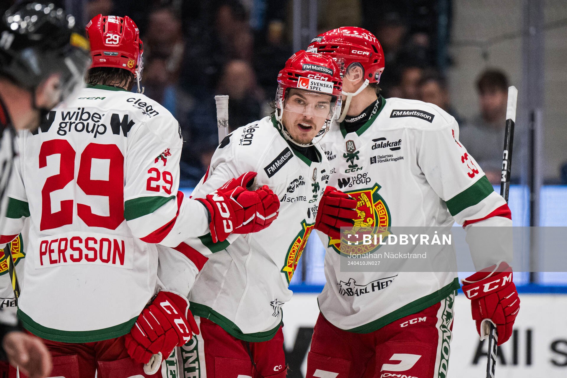 Moras Chad Yetman jublar med lagkamrater