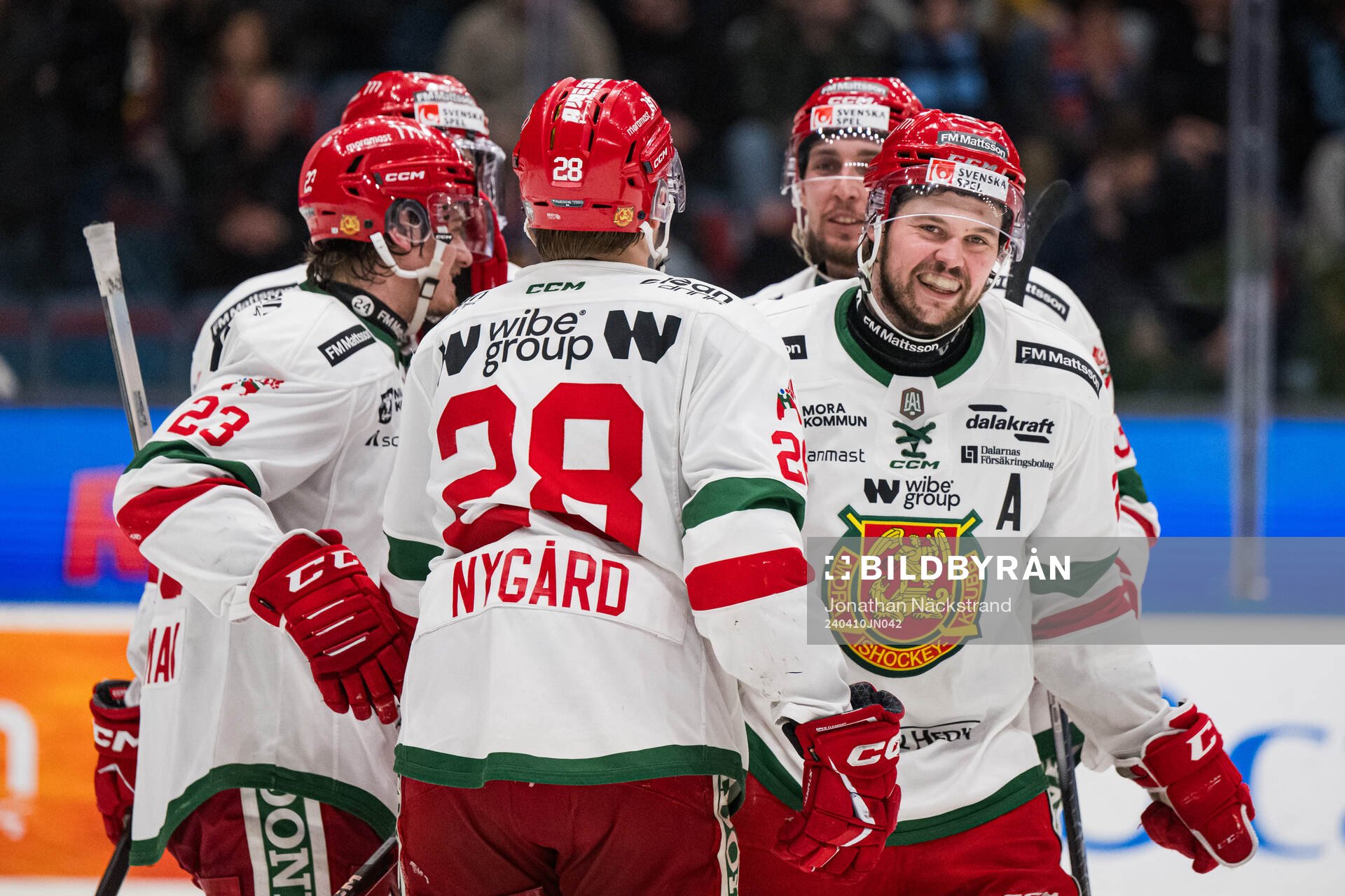 Moras Måns Carlsson jublar med lagkamrater