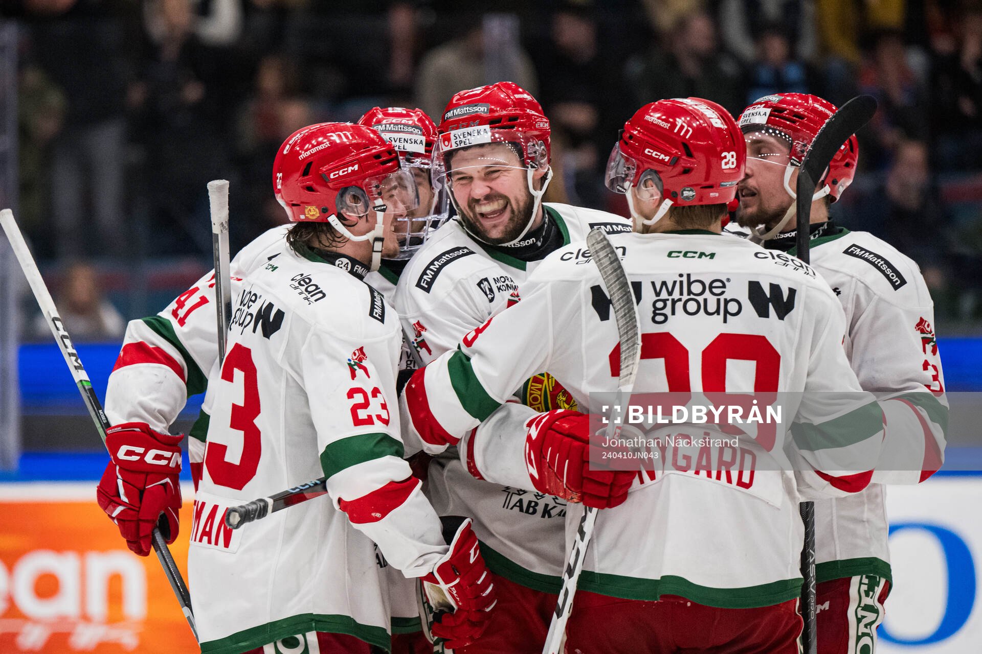 Moras Måns Carlsson jublar med lagkamrater