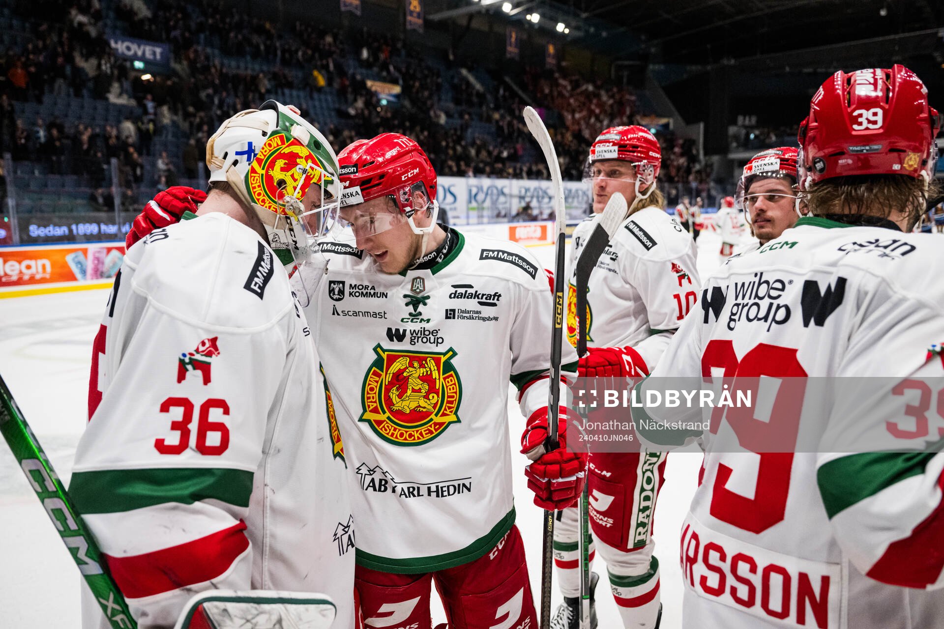 Moras målvakt Waltteri Ignatjew och Kalle Kratz jublar