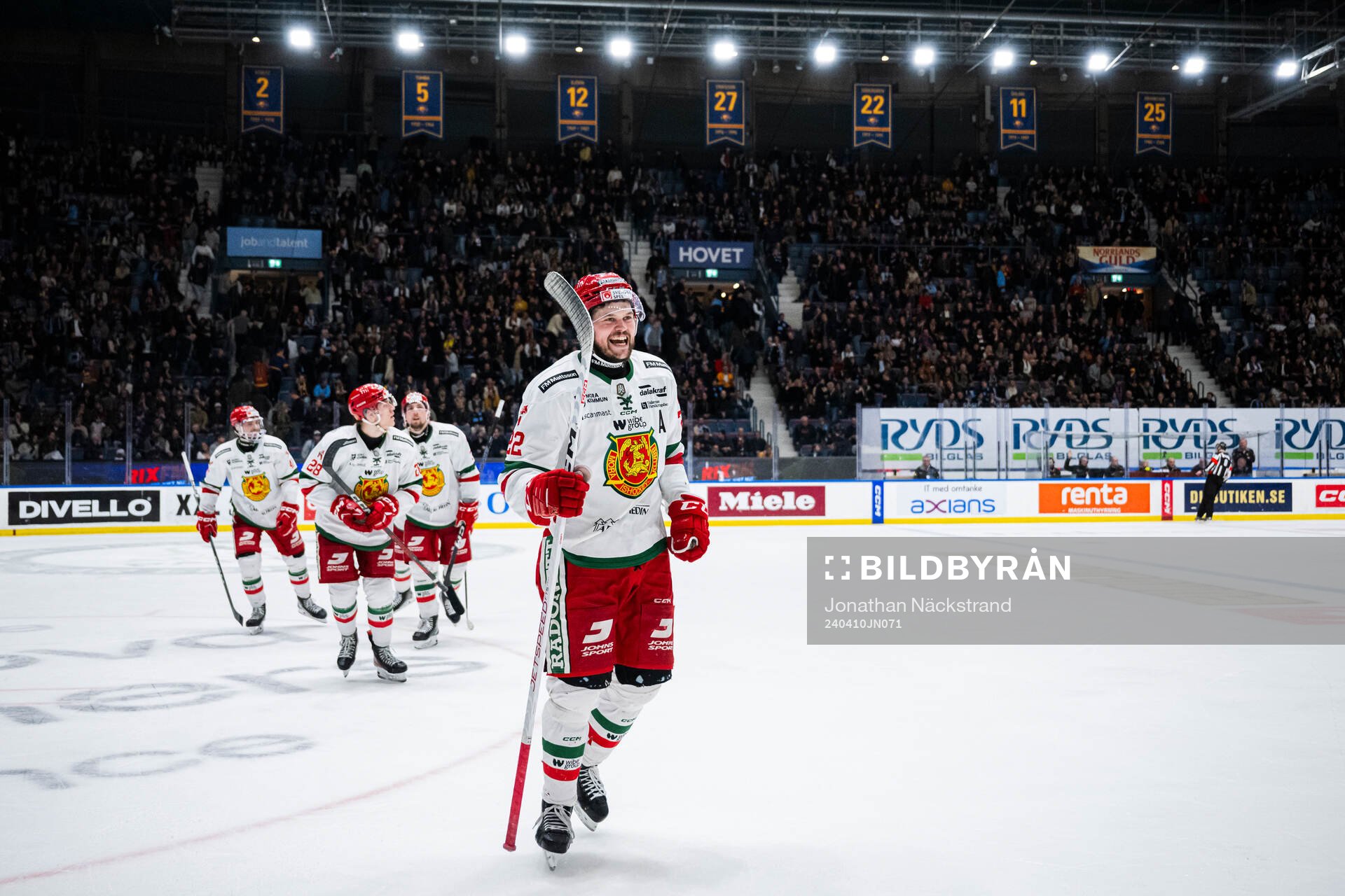 Moras Måns Carlsson jublar med lagkamrater