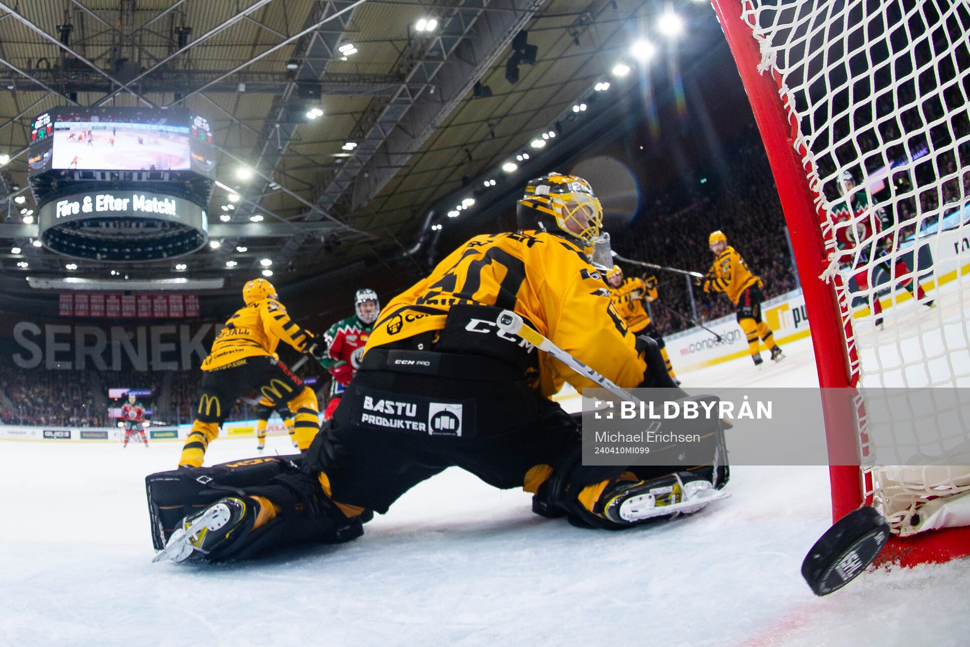 Frölundas Tom Nilsson skjuter 1-0 i mål bakom