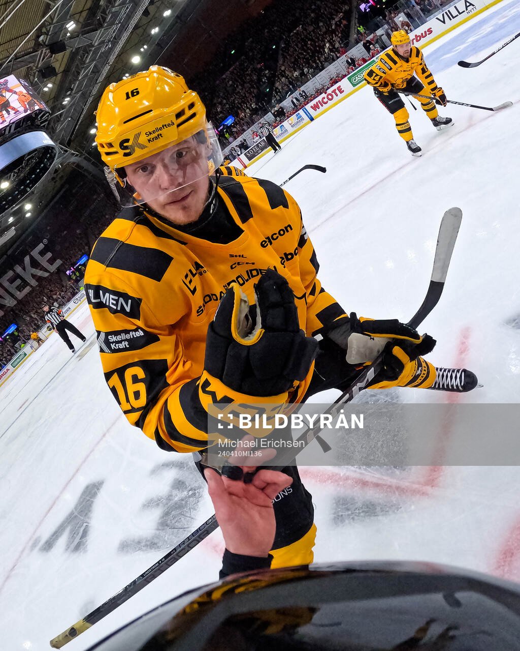 Linjedomare Gustav Jonsson framför en tekning mellan