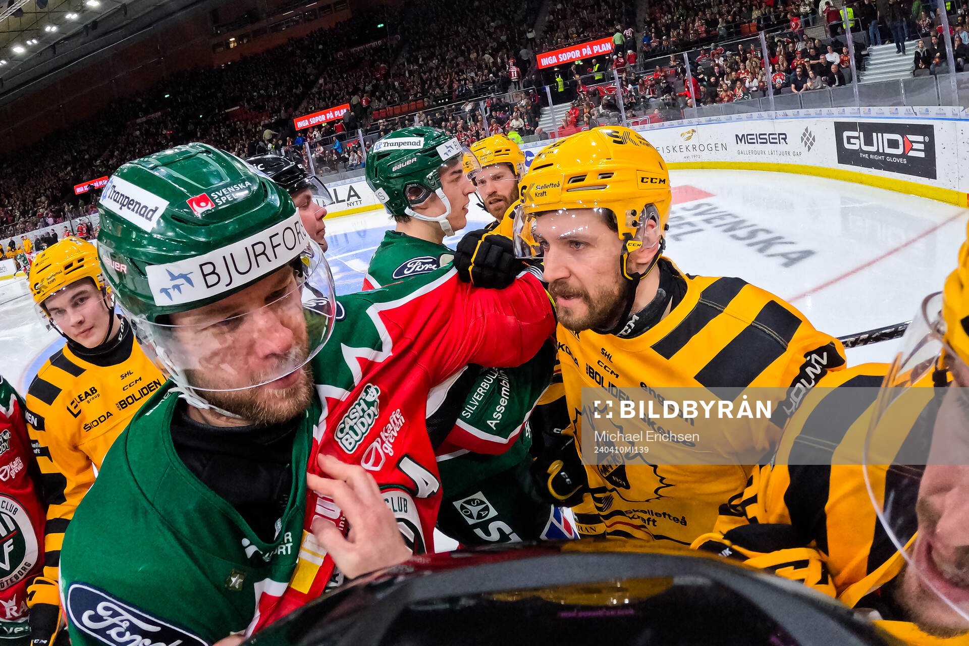 Linjedomare Gustav Jonsson mellan Frölundas Christian