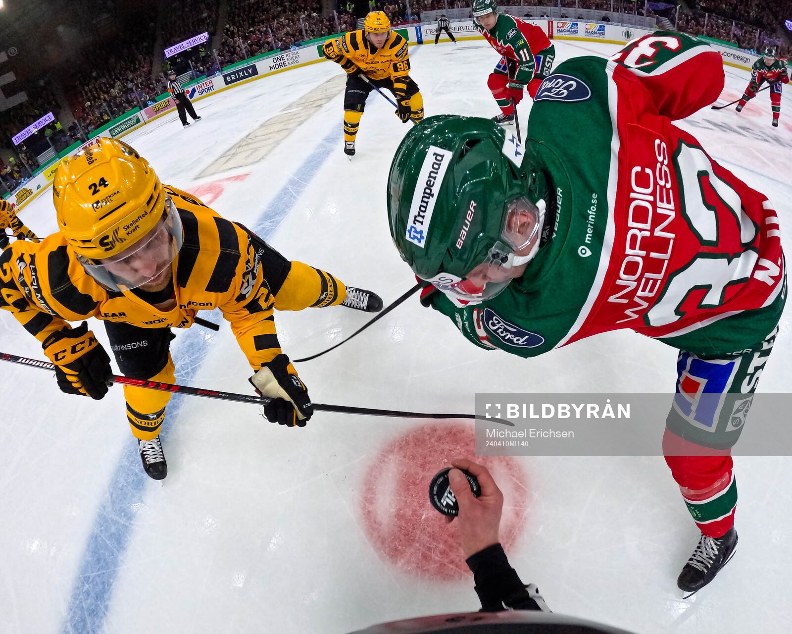 Linjedomare Gustav Jonsson framför en tekning mellan