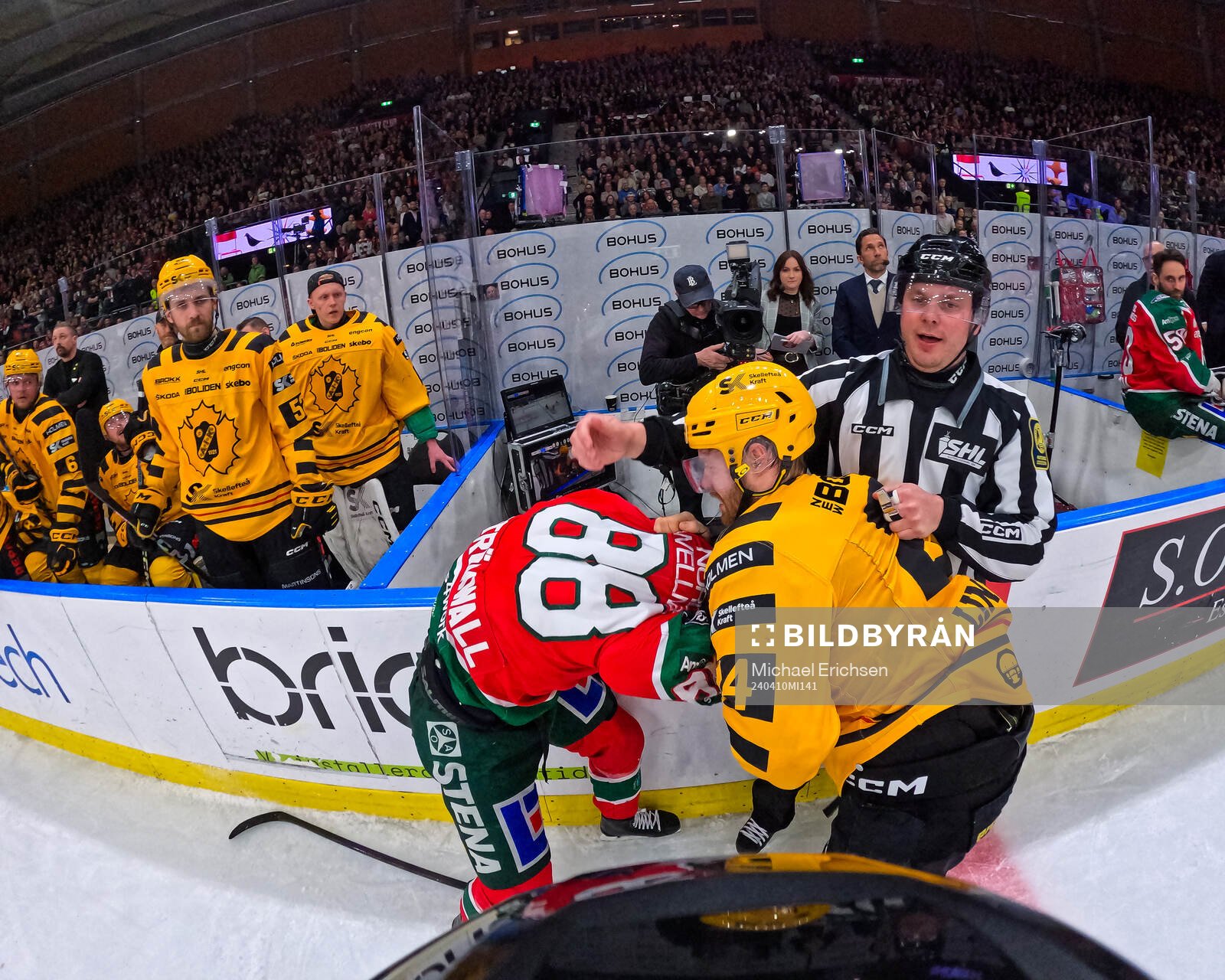 Linjedomare Daniel Persson försöker sära på Frölundas
