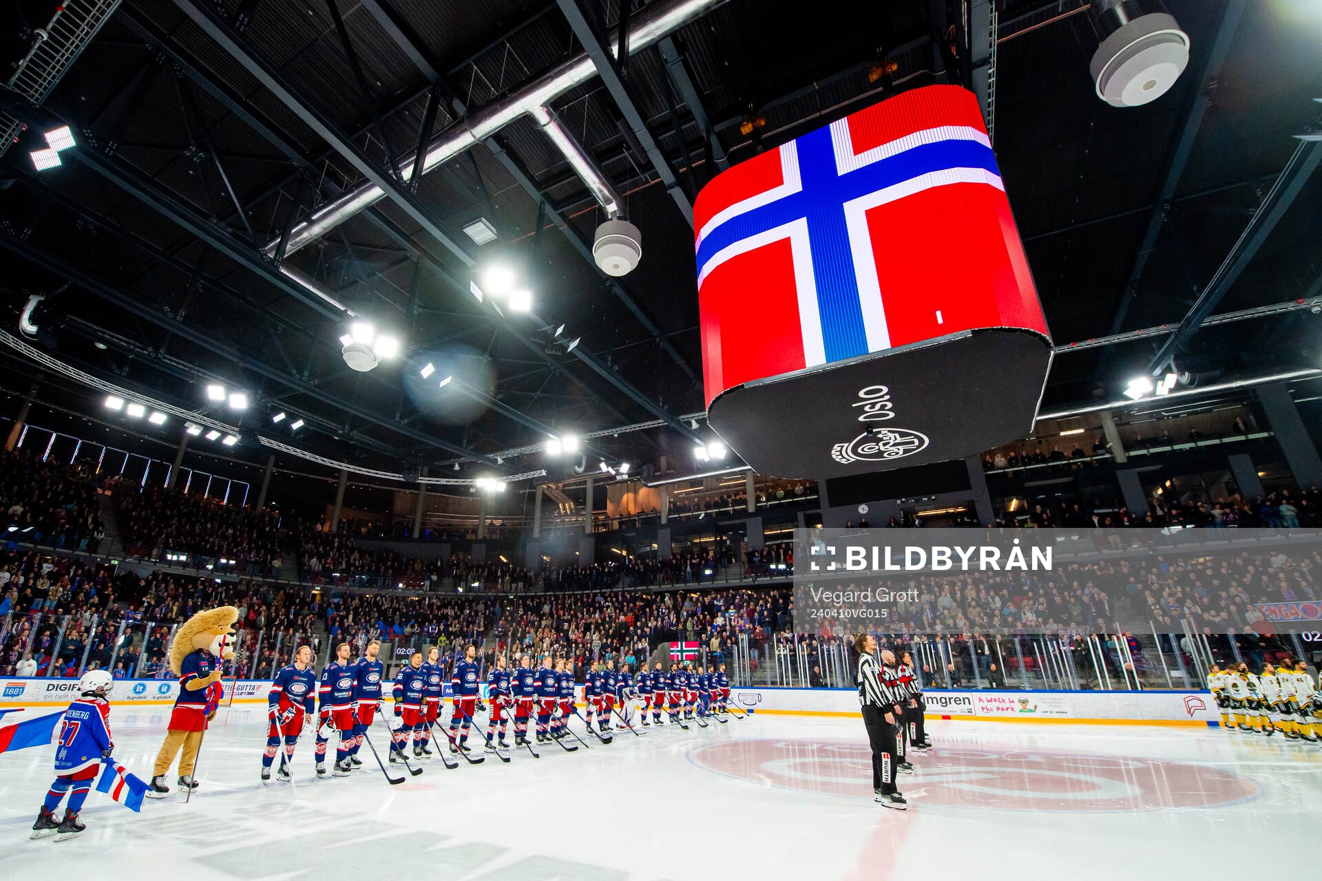 Players of Vålerenga line up