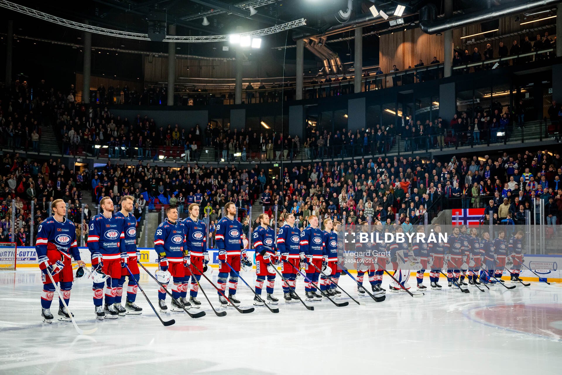Players of Vålerenga line up