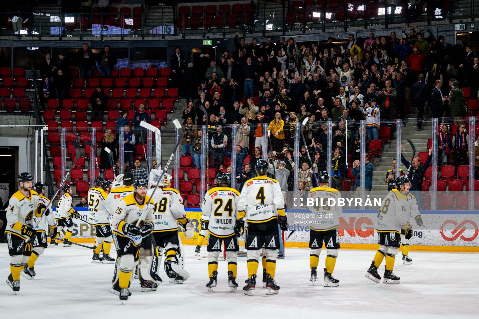 Players and fans of Stavanger Oilers celebrate