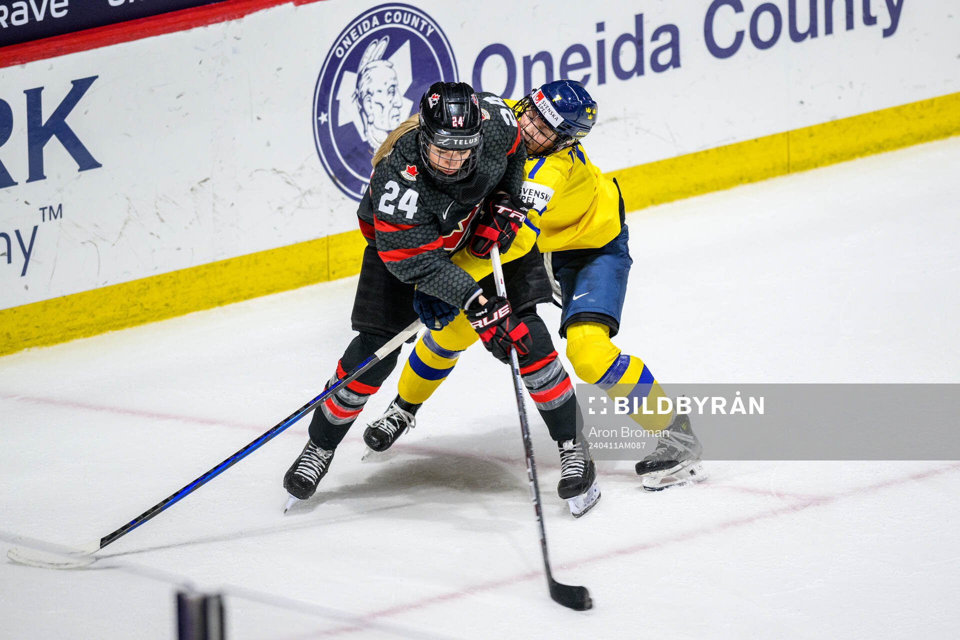 Natalie Spooner of Canada and Mira Jungåker of Sweden