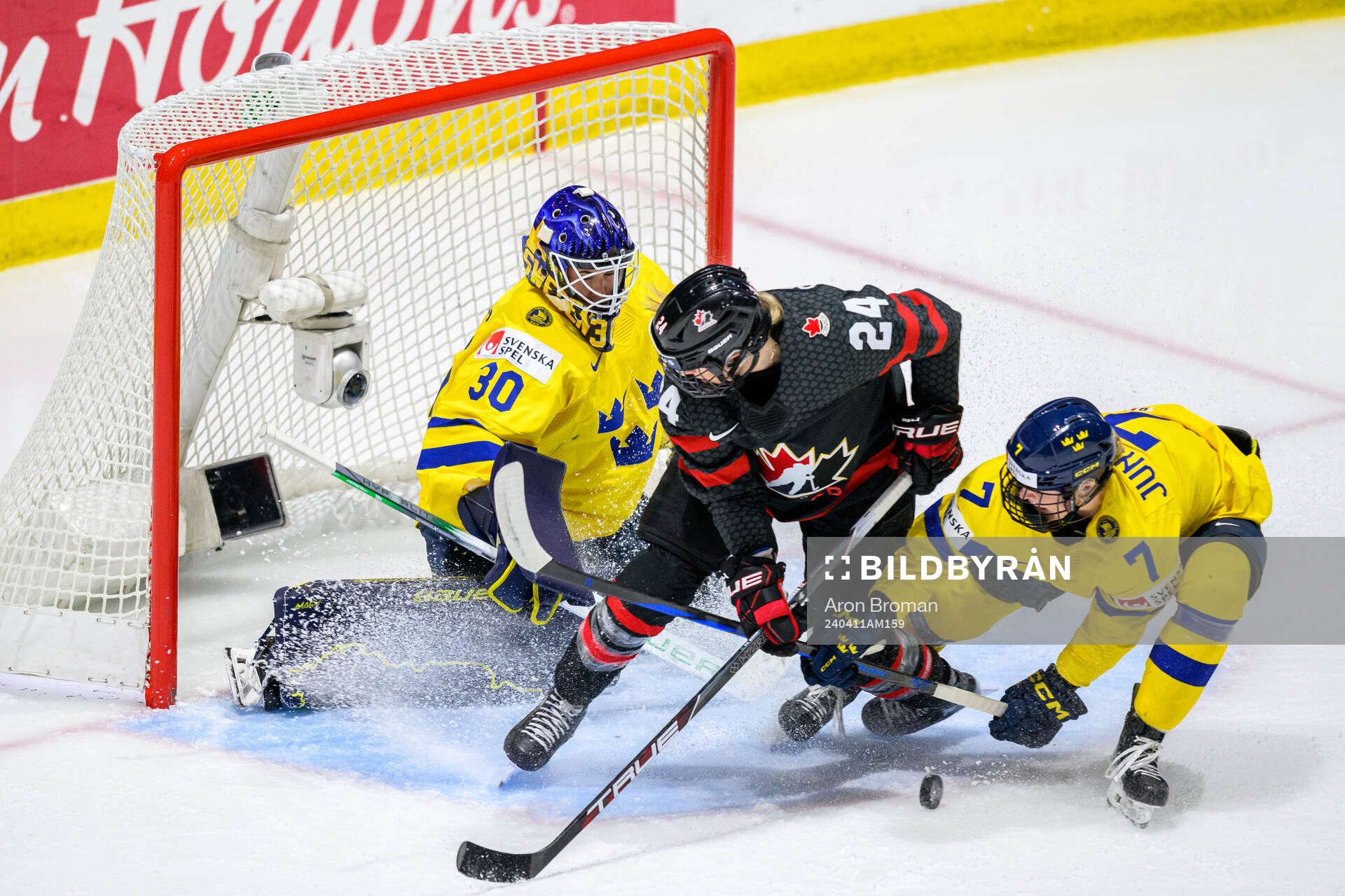 Goaltender Emma Söderberg of Sweden, Natalie Spooner of