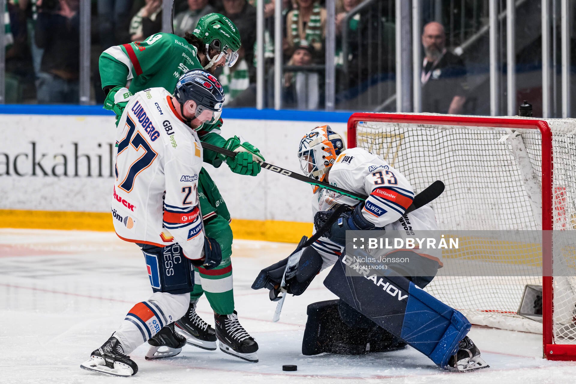 Växjös Martin Lundberg och målvakt Emil Larmi mot
