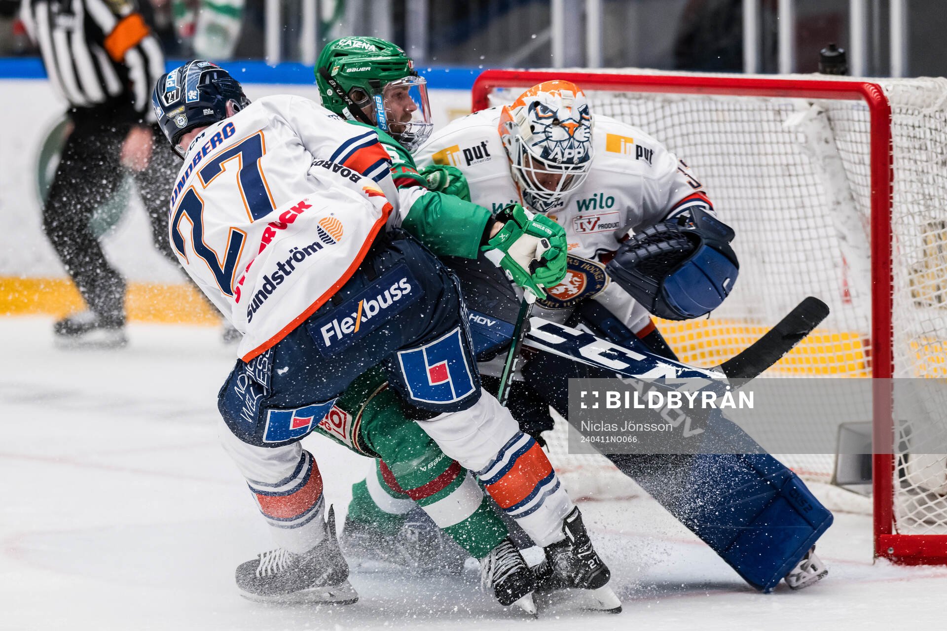 Växjös Martin Lundberg och målvakt Emil Larmi mot