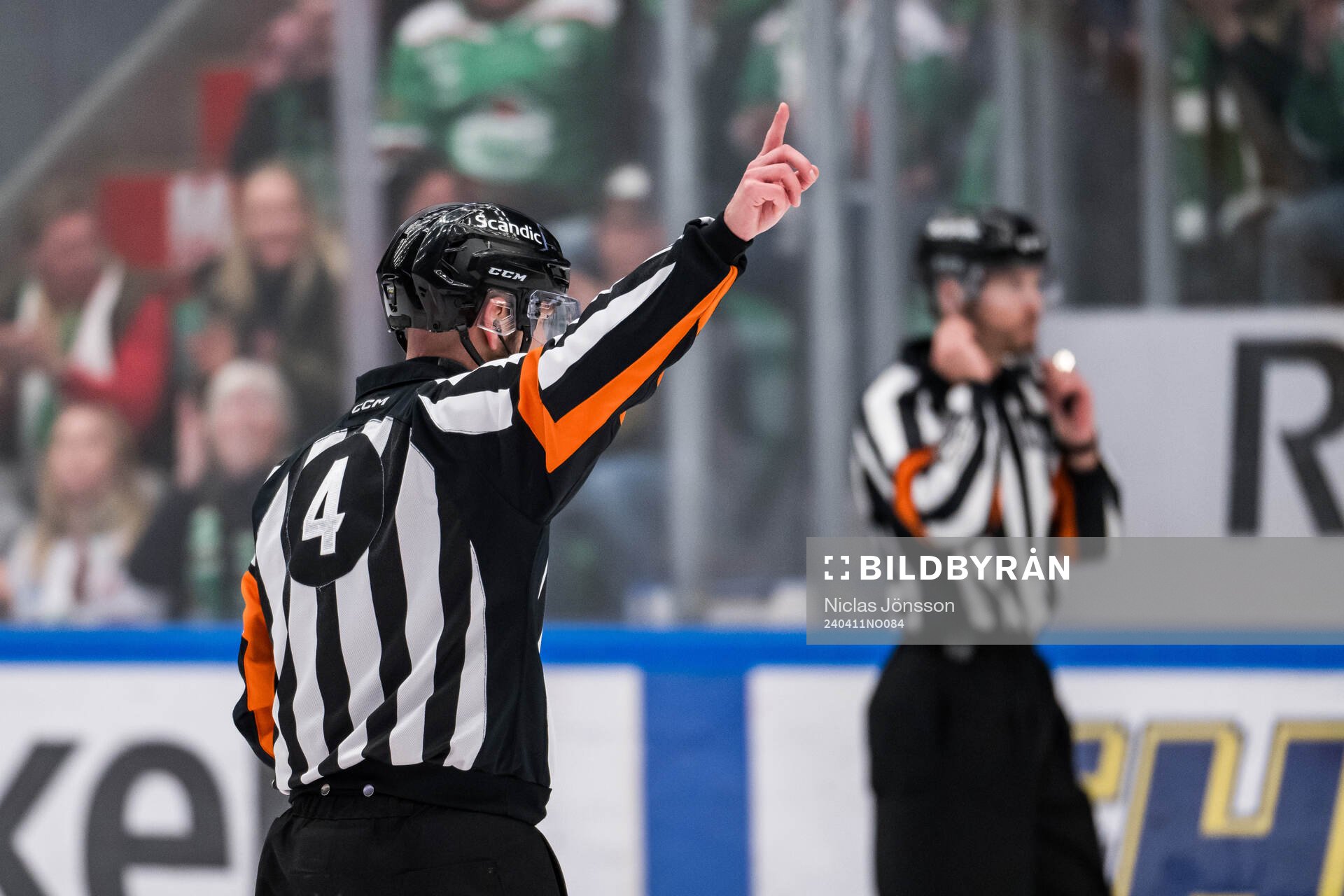 Domare Marcus Linde delar ut matchstraff till Växjös Eric