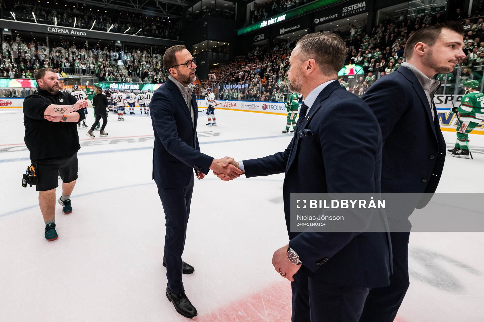 Rögles tränare Roger Hansson och Växjös assisterande