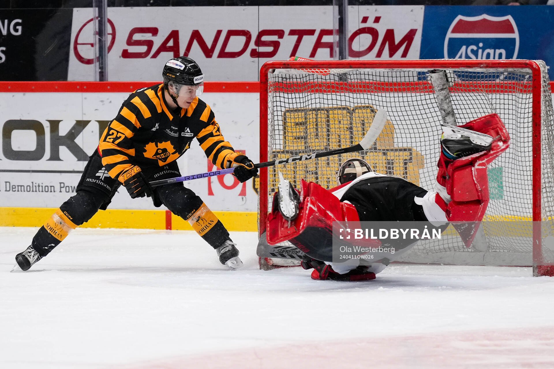 Skellefteås Oskar Vuollet gör 2-1 på Örebros målvakt