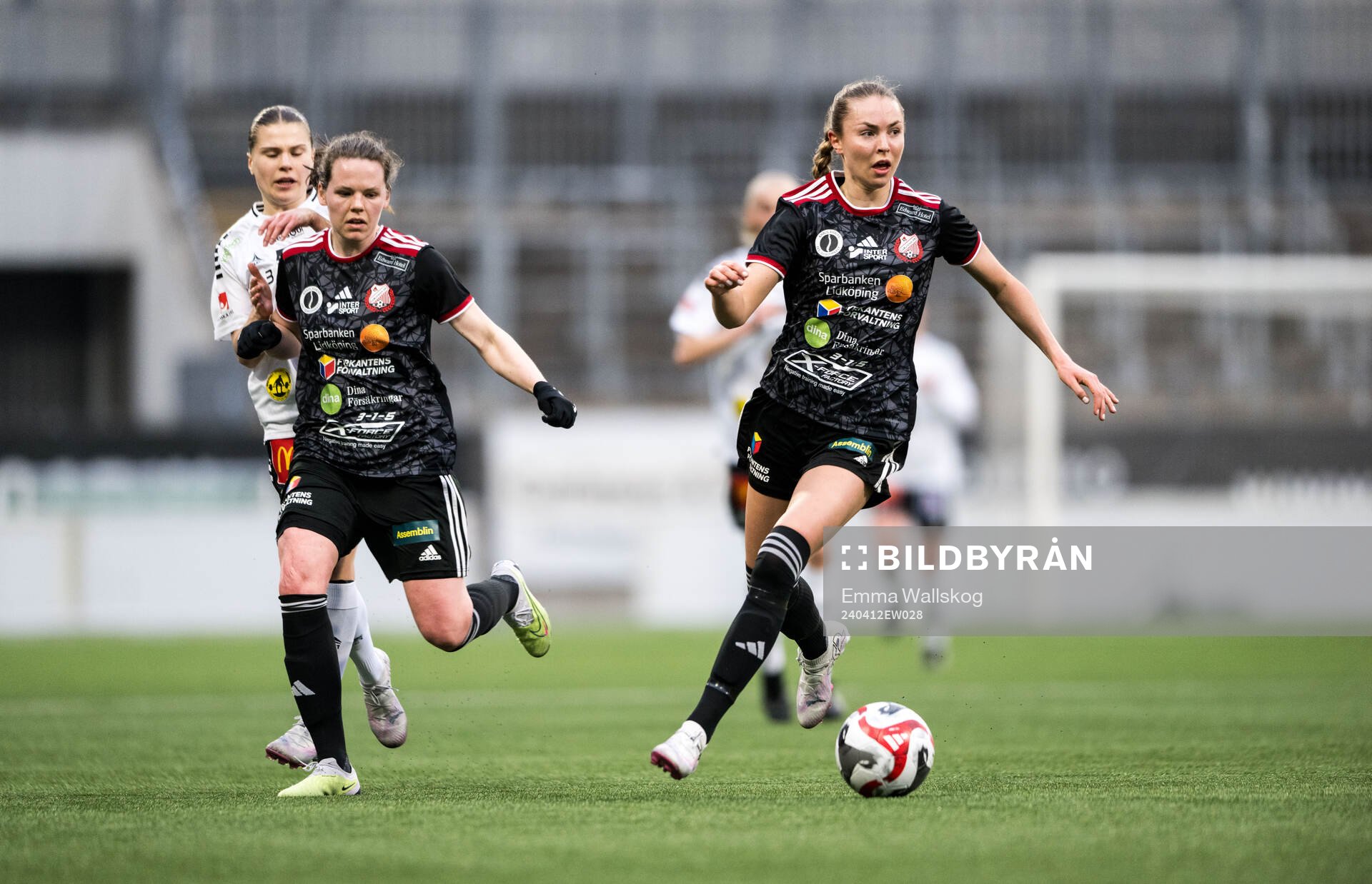 Lidköpings Ida Ahlbom och Astrid Nyquist under fotbollsmatchen i Elitettan mellan Örebro och Lidköping den 12 april 2024 i Örebro. 