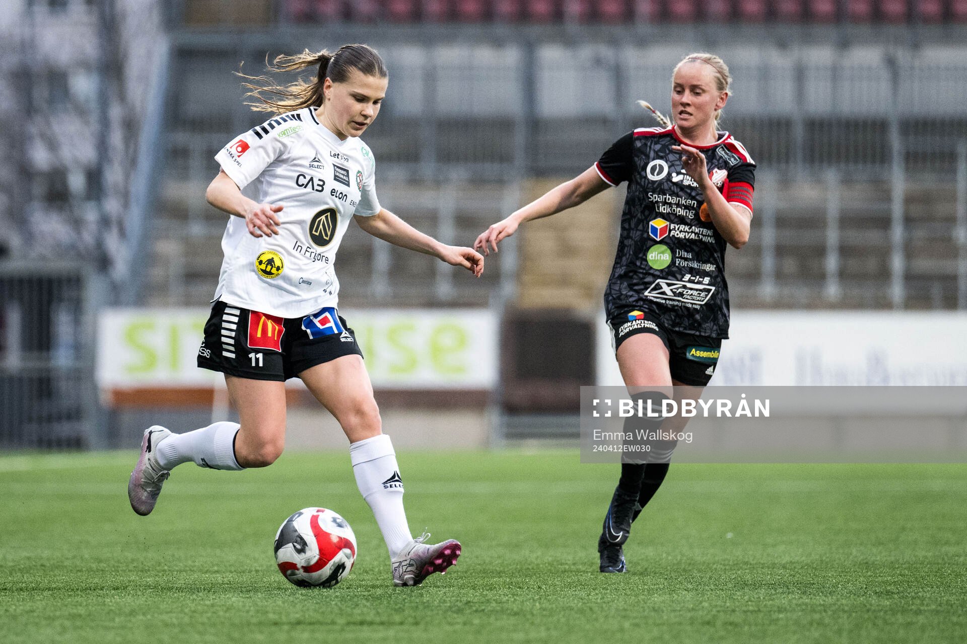 Örebros Cornelia Karlsson och Lidköpings Jenny Stadin under fotbollsmatchen i Elitettan mellan Örebro och Lidköping den 12 april 2024 i Örebro.