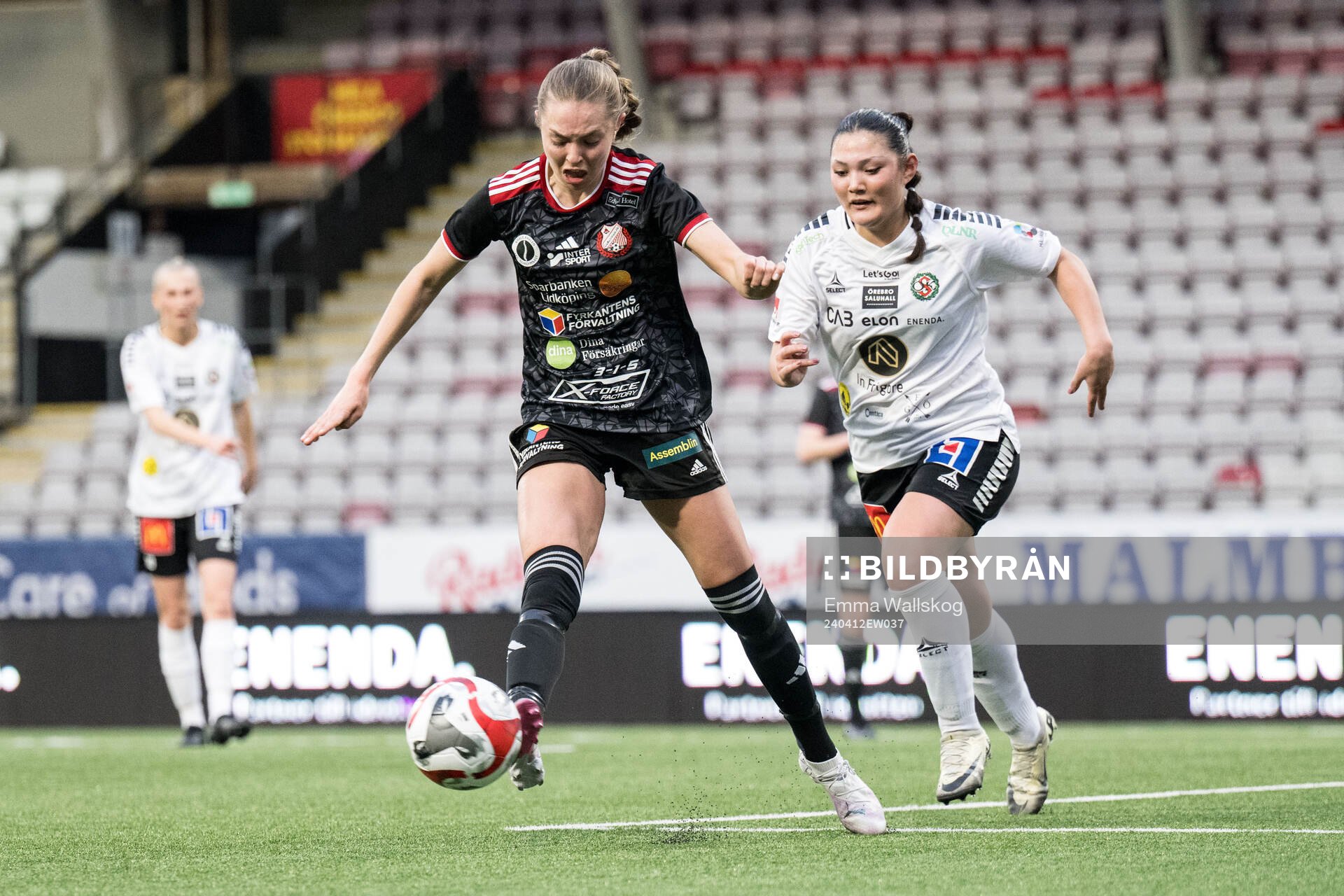 Lidköpings Astrid Nyquist och Örebros Amelia Olofsson under fotbollsmatchen i Elitettan mellan Örebro och Lidköping den 12 april 2024 i Örebro.