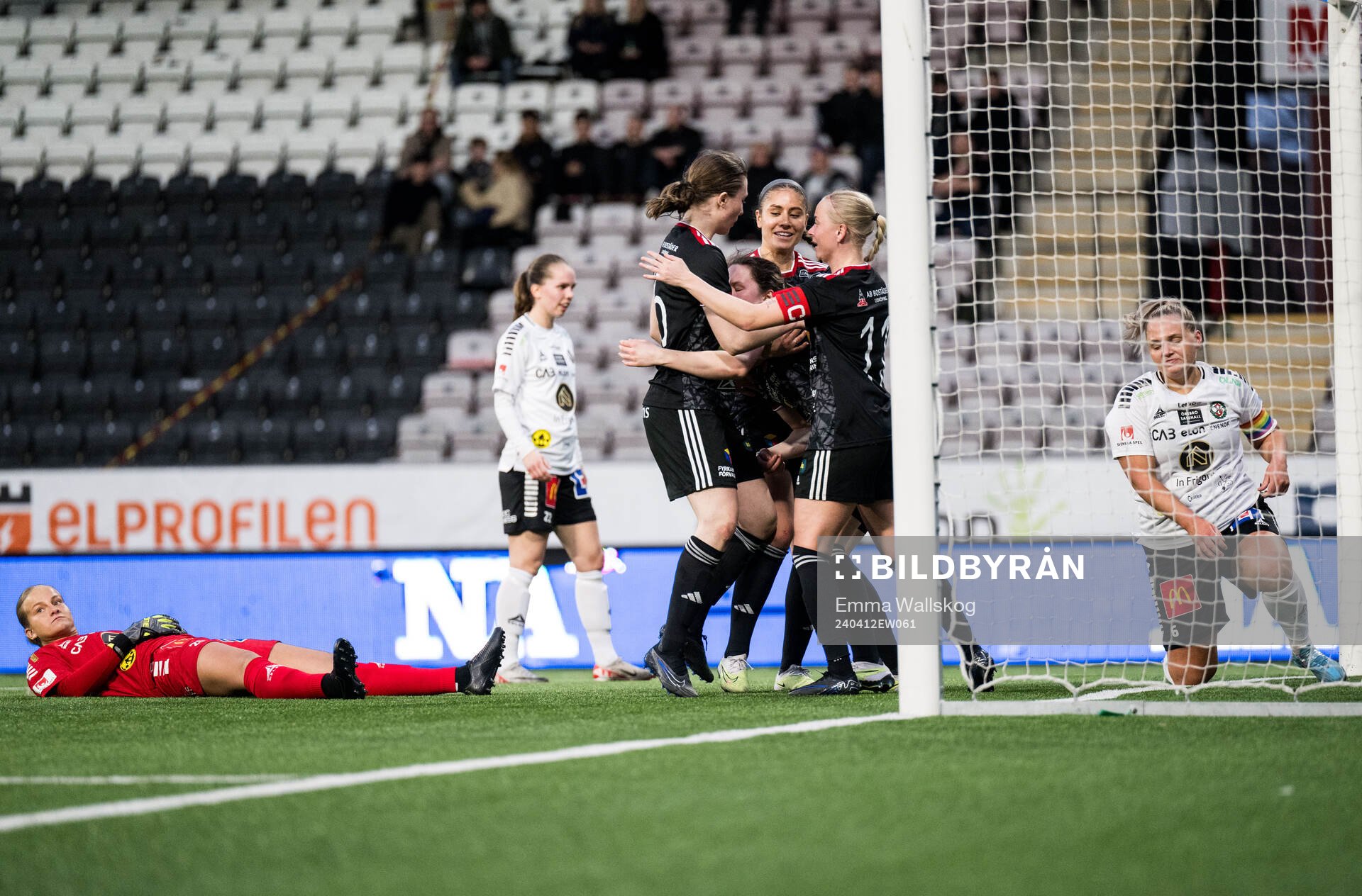 Örebros målvakt Ellen Portugués, Emelie Alfredsson och