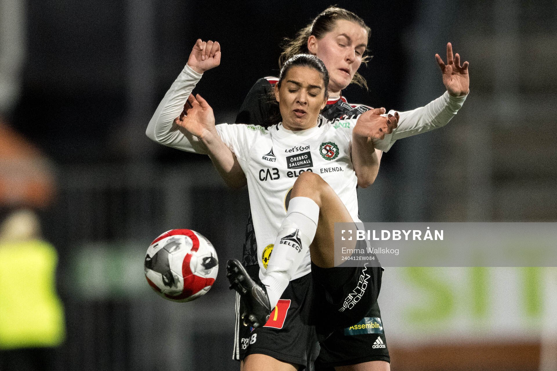 Örebros Moa Arlebo och Lidköpings Emma Gabrielsson under fotbollsmatchen i Elitettan mellan Örebro och Lidköping den 12 april 2024 i Örebro.