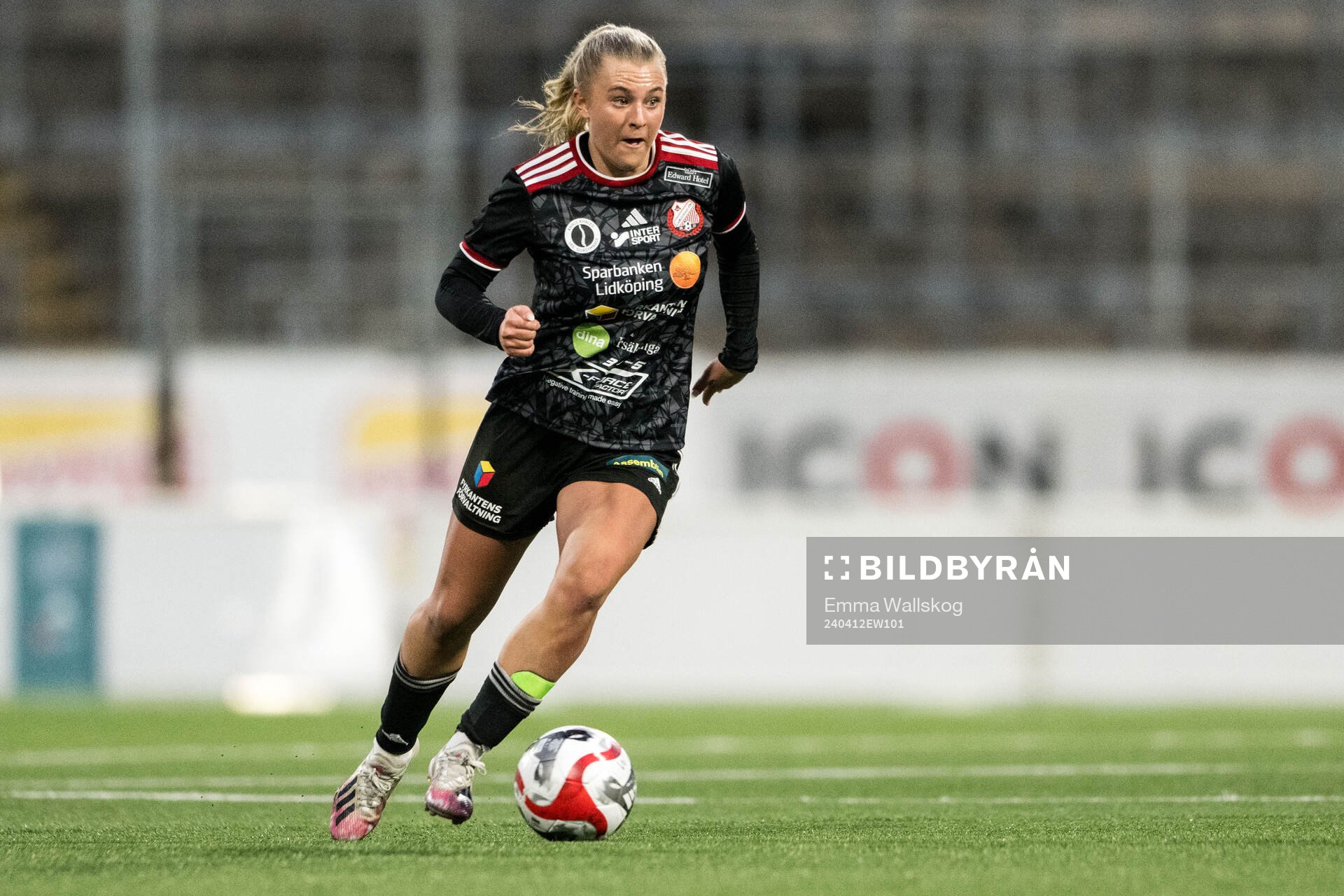 Lidköpings Venla Lindfors under fotbollsmatchen i Elitettan mellan Örebro och Lidköping den 12 april 2024 i Örebro. 