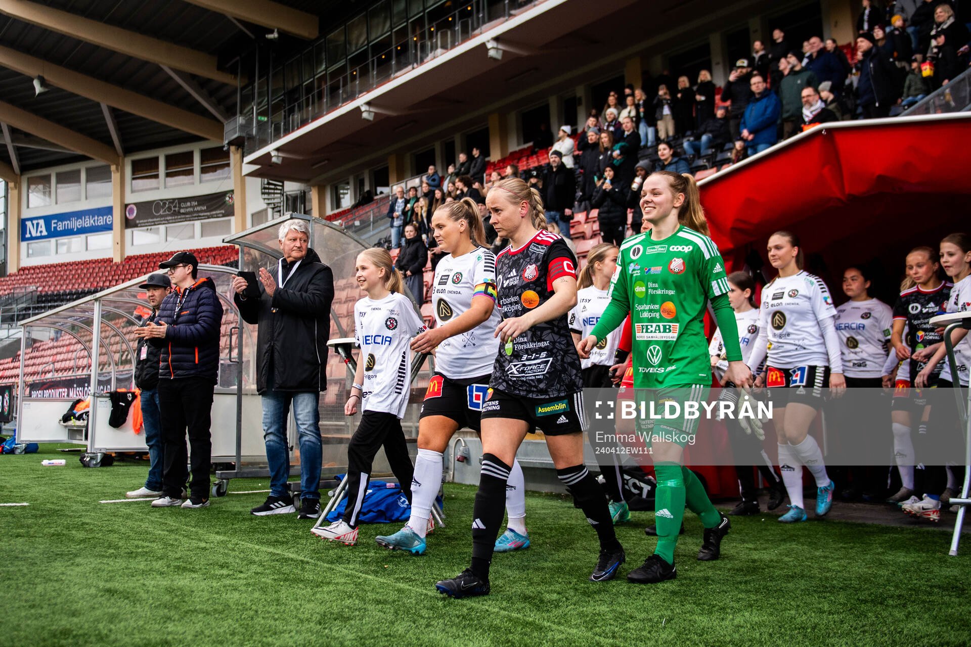 Örebros Agnes Andersson och Lidköpings Linnea Strömberg gör entré inför fotbollsmatchen i Elitettan mellan Örebro och Lidköping den 12 april 2024 i Örebro.