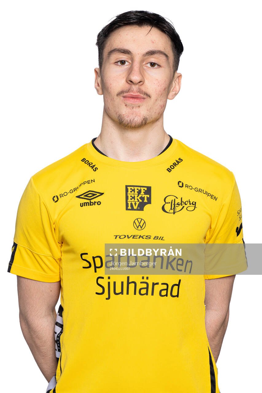 Lendrit Neziri under en porträttfotografering med Elfsborg U17/U16 den 12 april 2024 i Borås. 