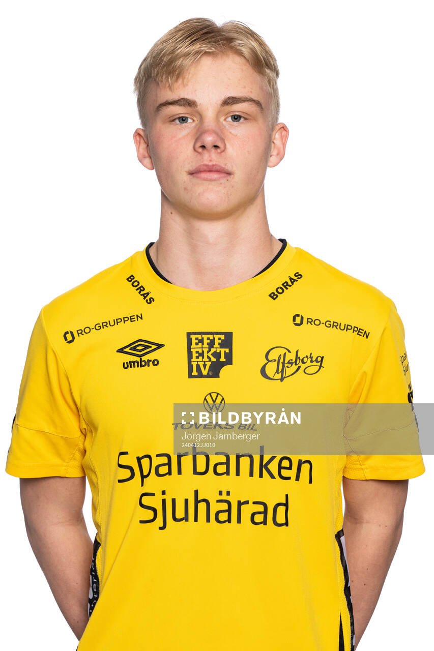 Max Johansson under en porträttfotografering med Elfsborg U17/U16 den 12 april 2024 i Borås. 