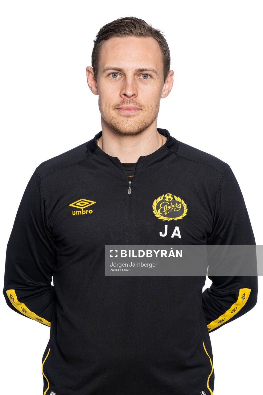 Ledare Jacob Andrén under en porträttfotografering med Elfsborg U17/U16 den 12 april 2024 i Borås. 