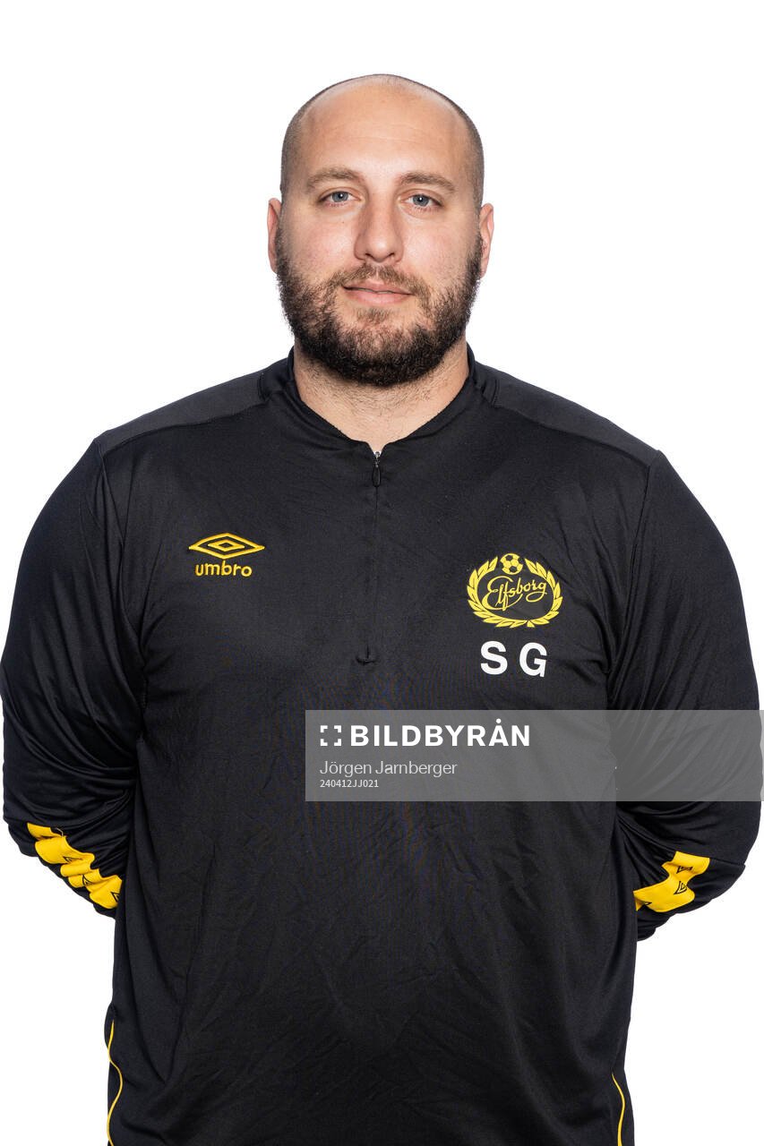 Ledare Stefanos Giogos under en porträttfotografering med Elfsborg U17/U16 den 12 april 2024 i Borås. 