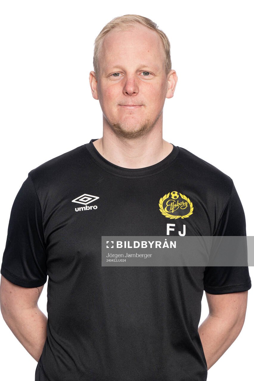 Ledare Fredrik Johansson under en porträttfotografering med Elfsborg U17/U16 den 12 april 2024 i Borås. 