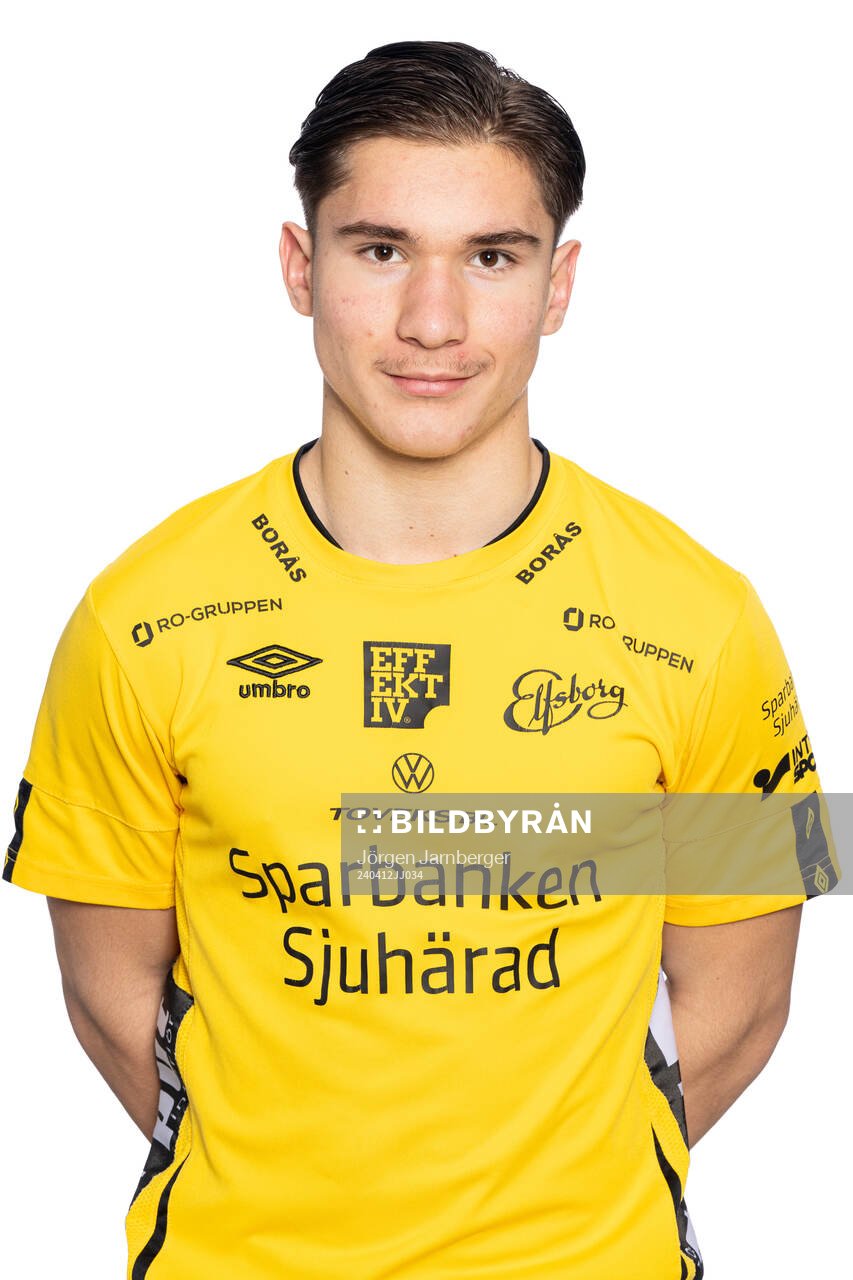 Adnan Skrijelj under en porträttfotografering med Elfsborg U17/U16 den 12 april 2024 i Borås. 