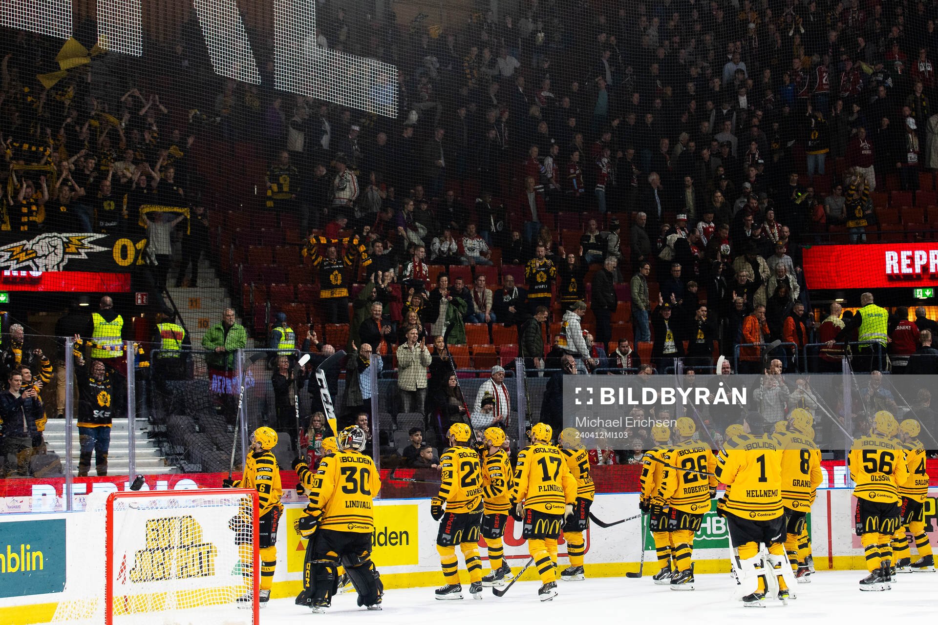 Skellefteås spelare jublar och tackar sina supportrar