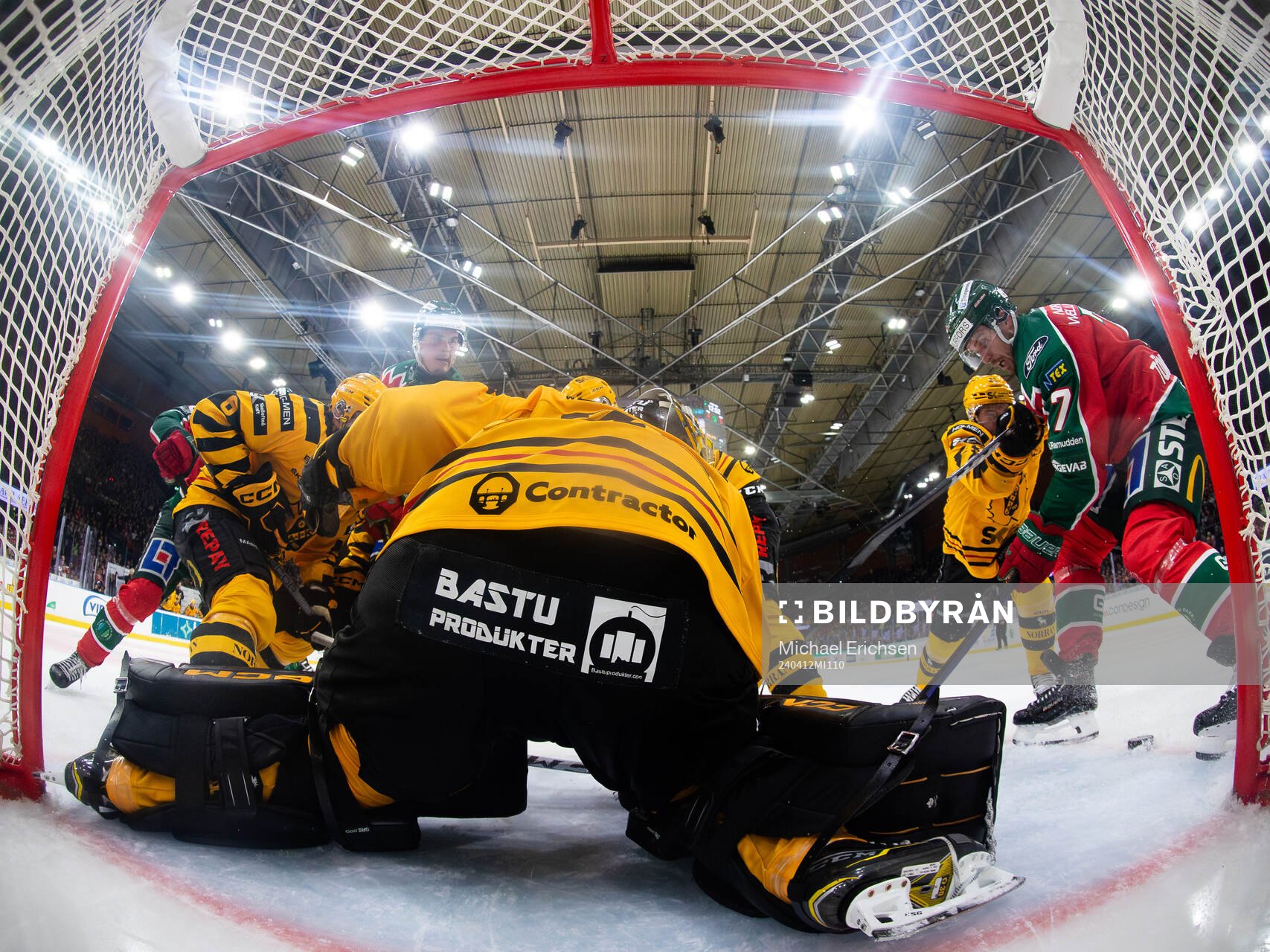 Frölundas Henrik Tömmernes vid pucken mot Skellefteås