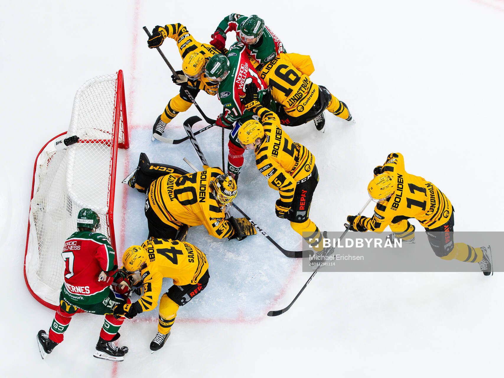 Frölundas Henrik Tömmernes sparkar pucken in i