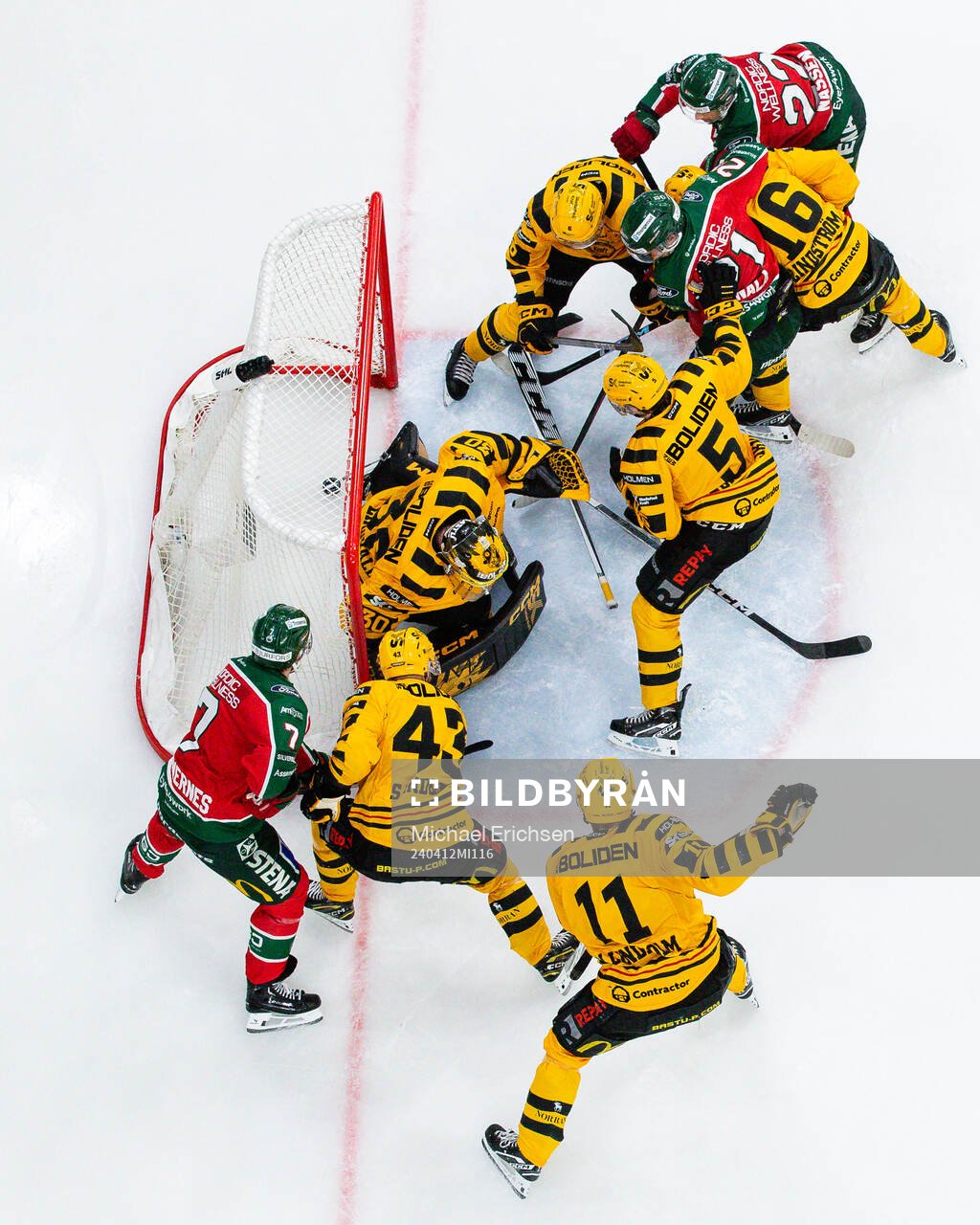Frölundas Henrik Tömmernes sparkar pucken in i