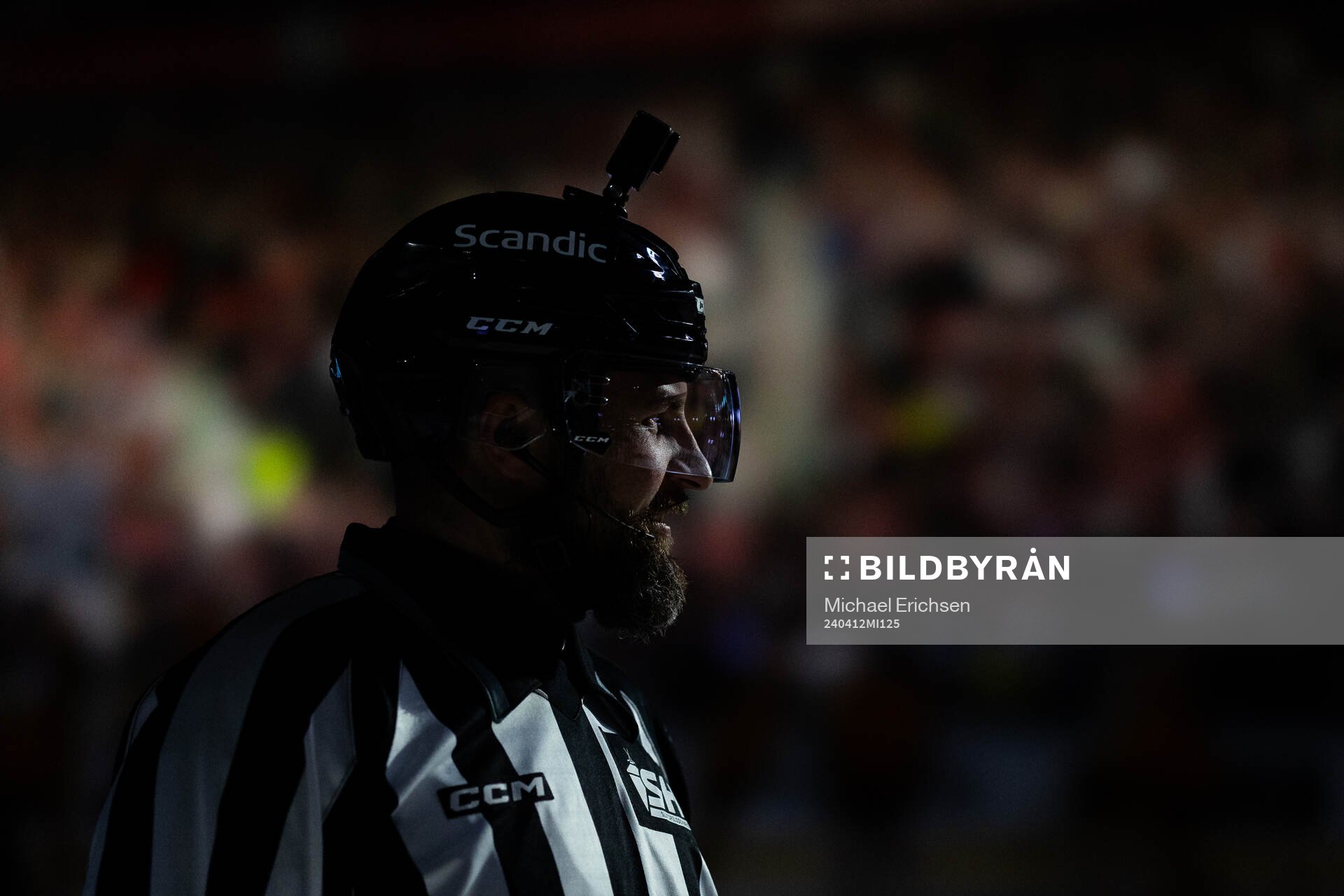 Linjedomare Emil Yletyinen innan semifinal fyra i SHL