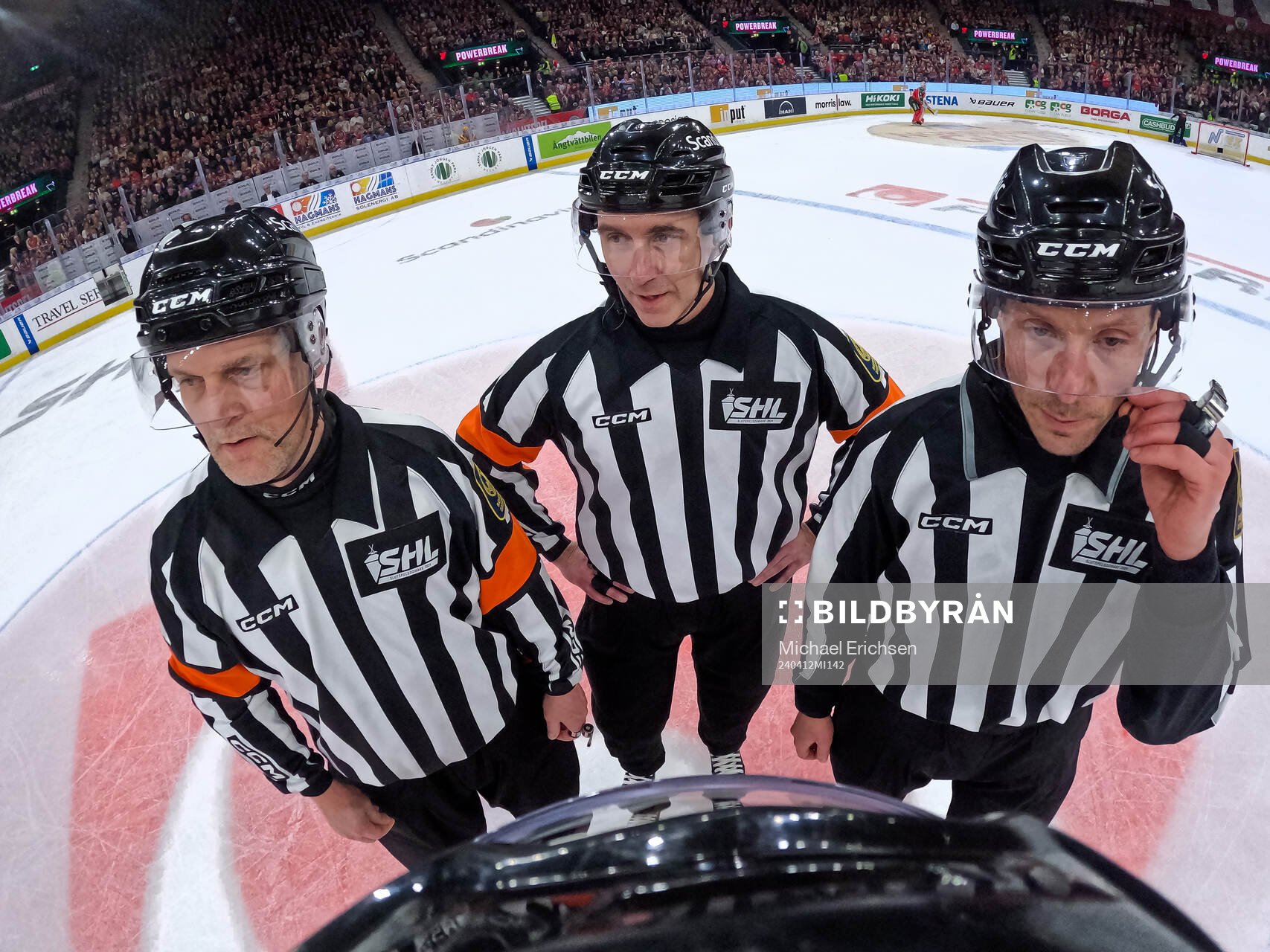 Domare Mikael Nord, domare Linus Öhlund och linjedomare